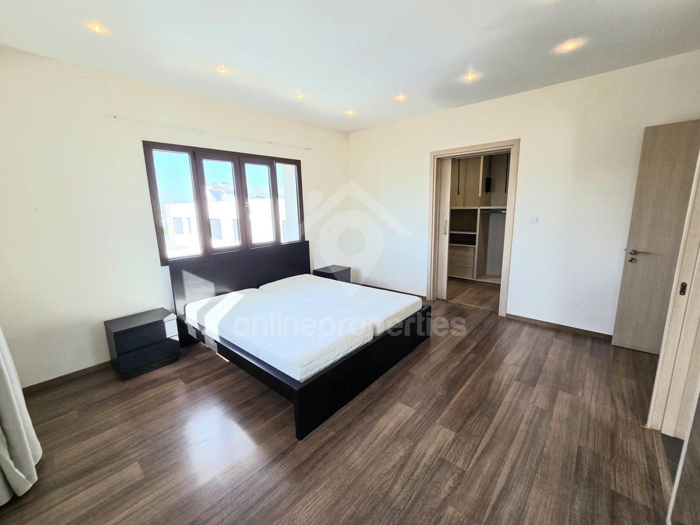 To change image, hover mouse over thumbnails below