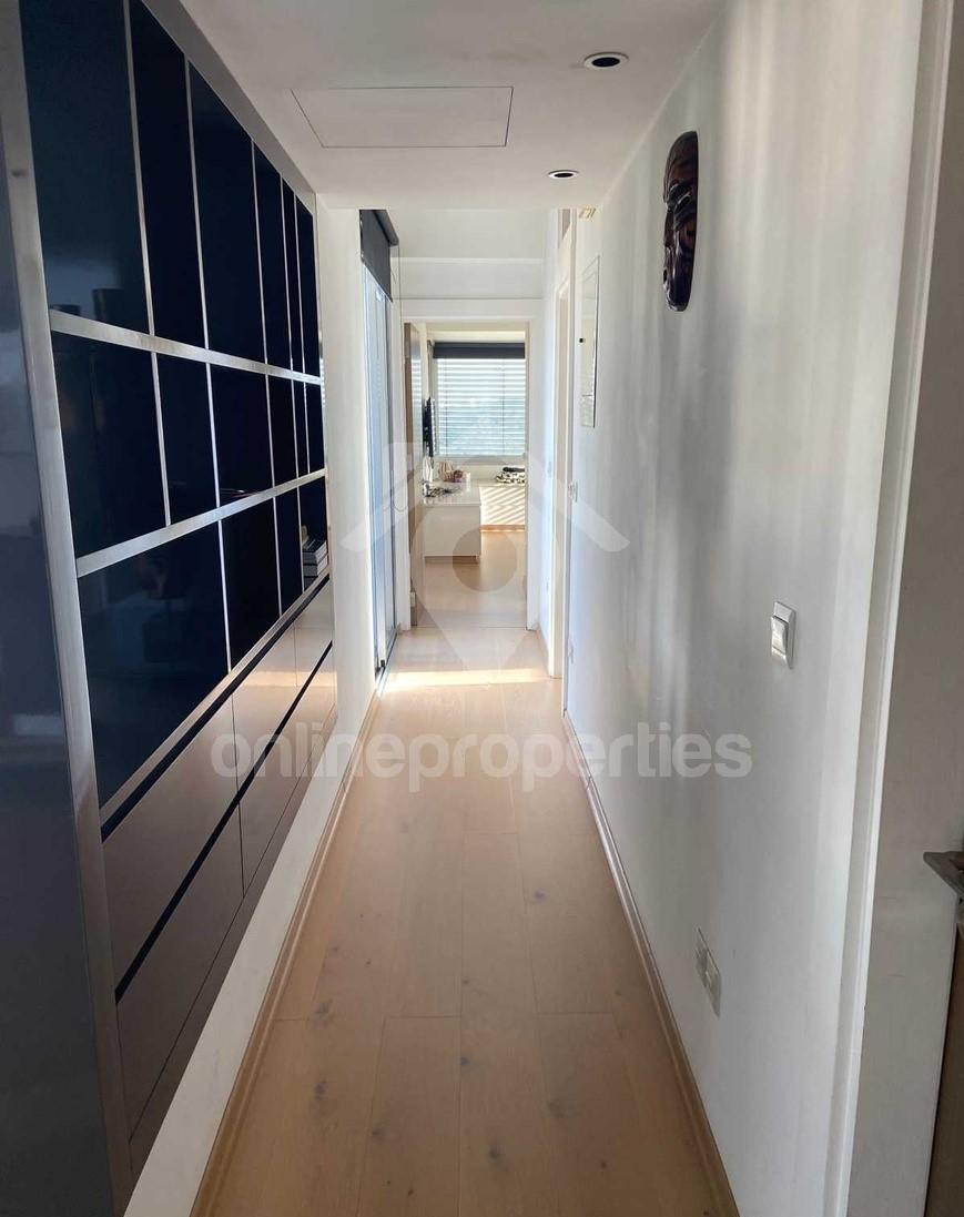 To change image, hover mouse over thumbnails below