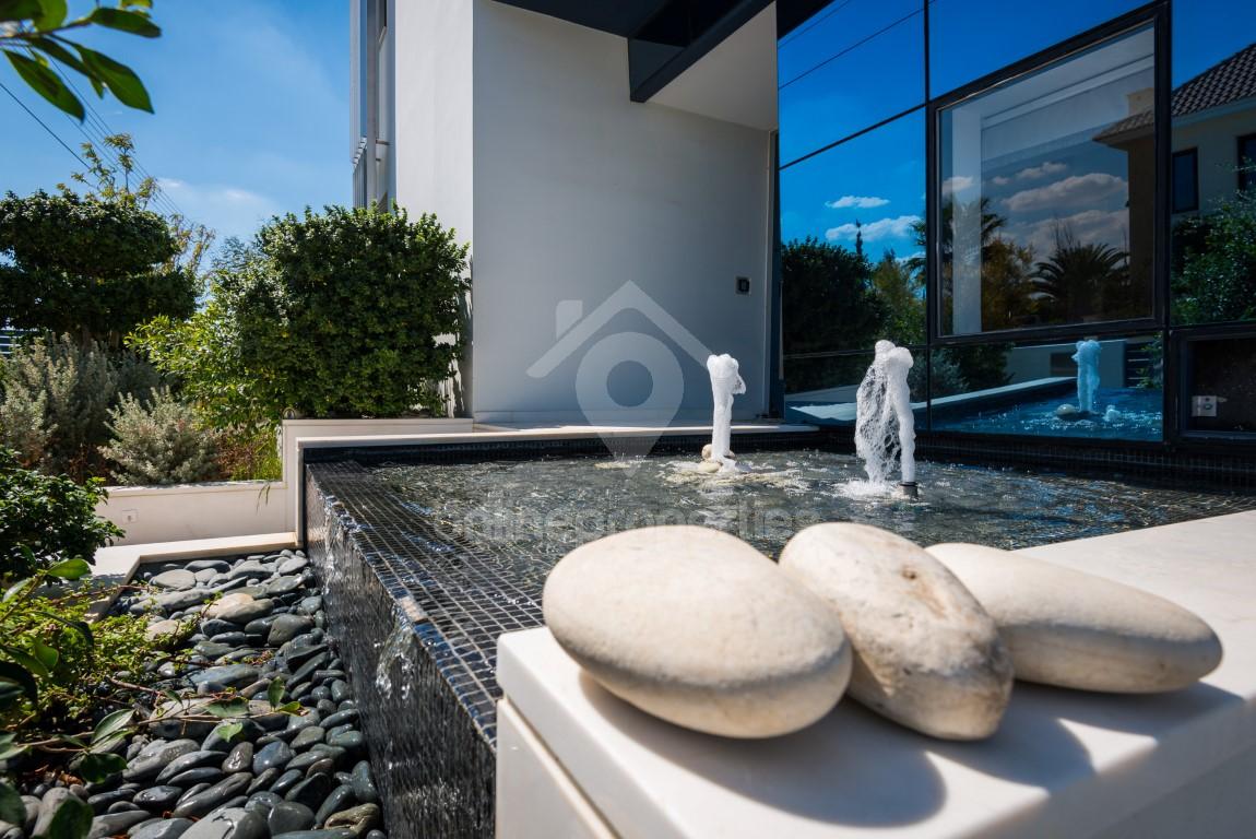 To change image, hover mouse over thumbnails below