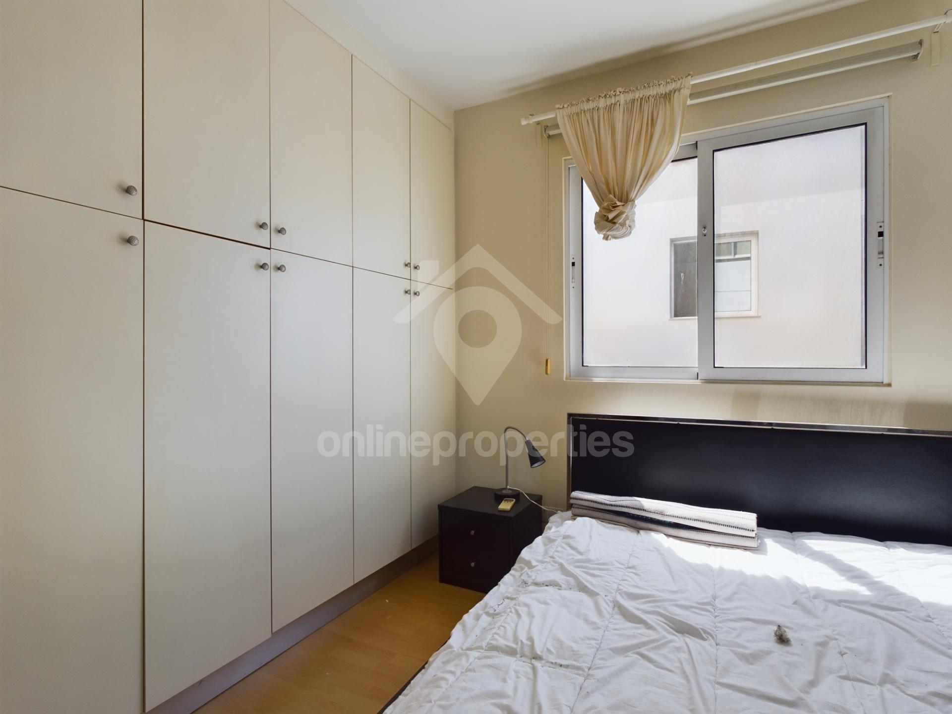 To change image, hover mouse over thumbnails below