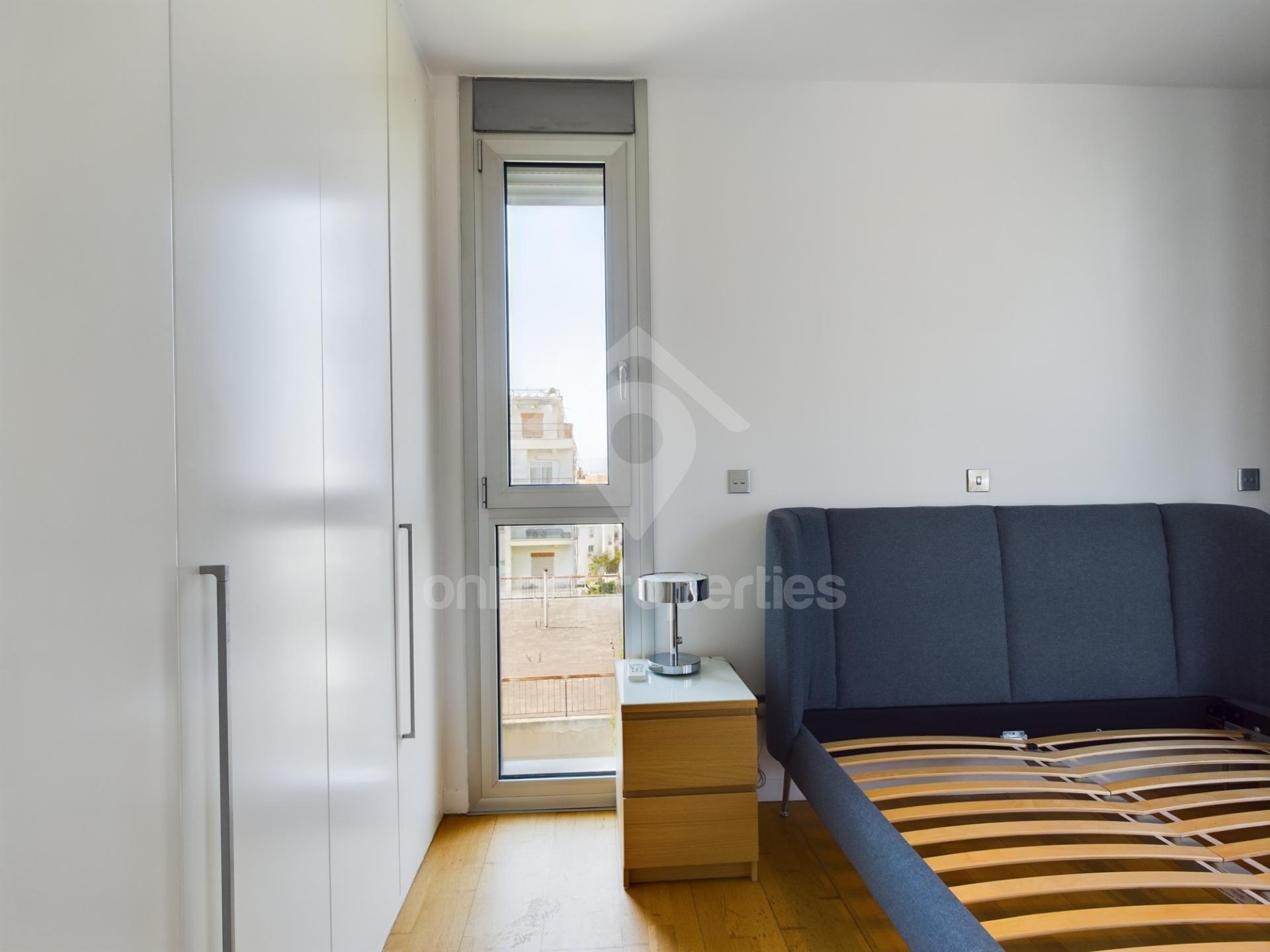 To change image, hover mouse over thumbnails below