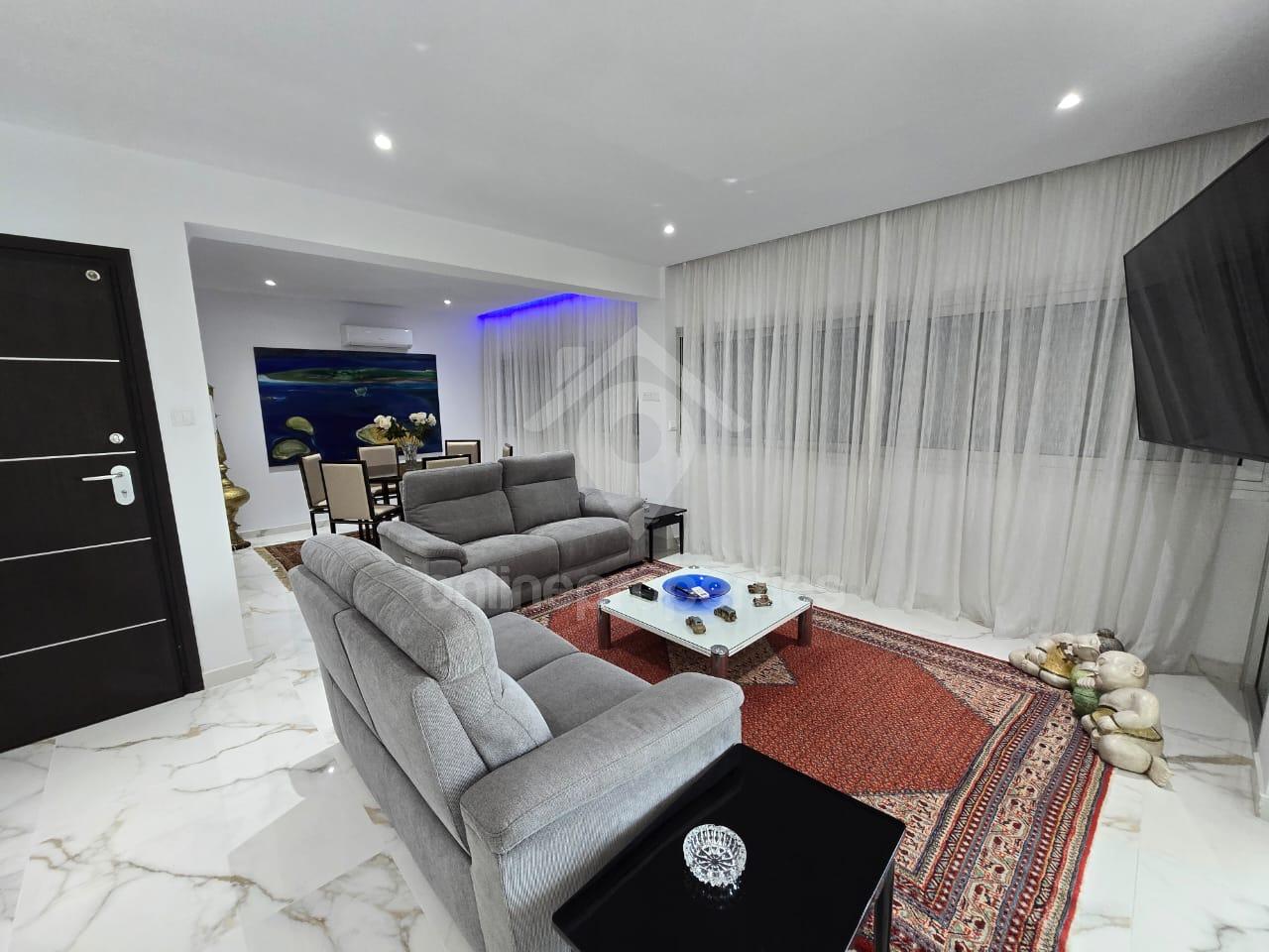 To change image, hover mouse over thumbnails below