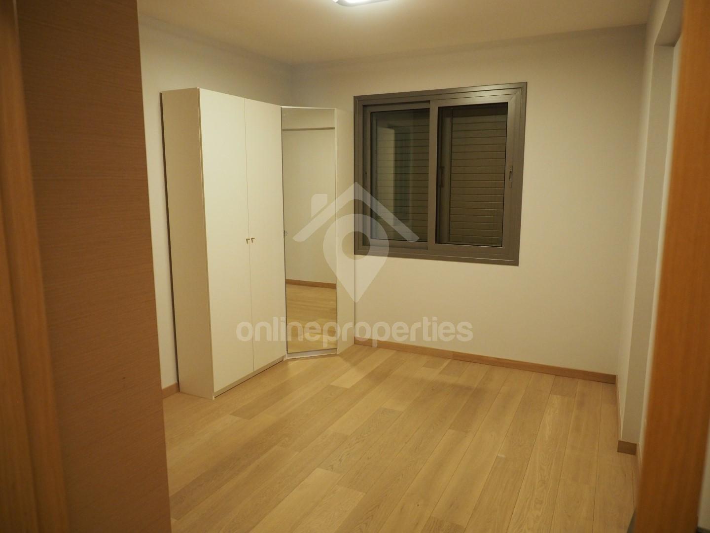 To change image, hover mouse over thumbnails below