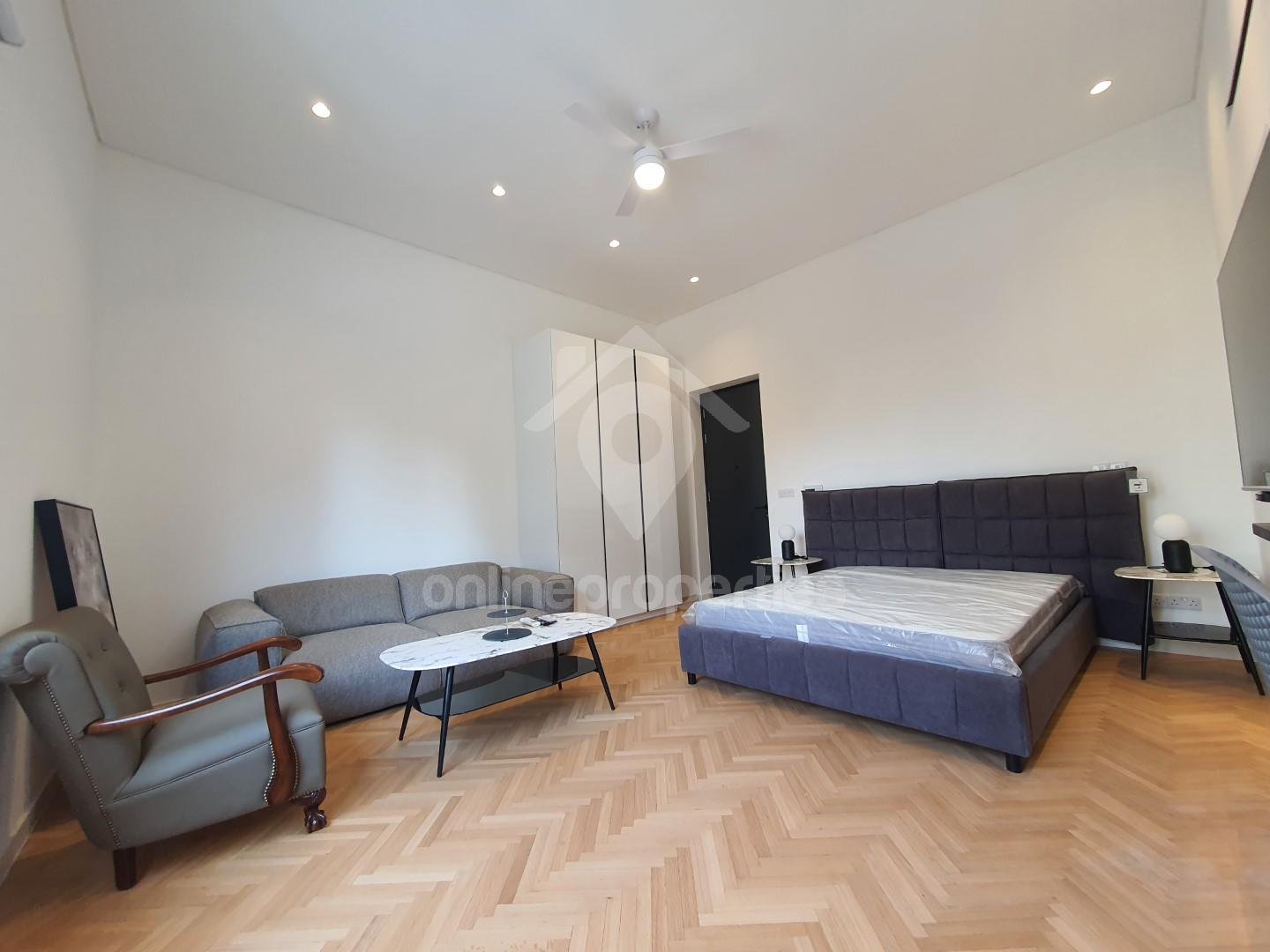 To change image, hover mouse over thumbnails below