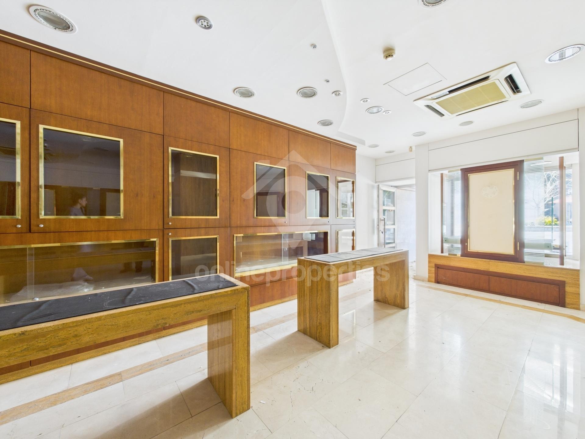 To change image, hover mouse over thumbnails below