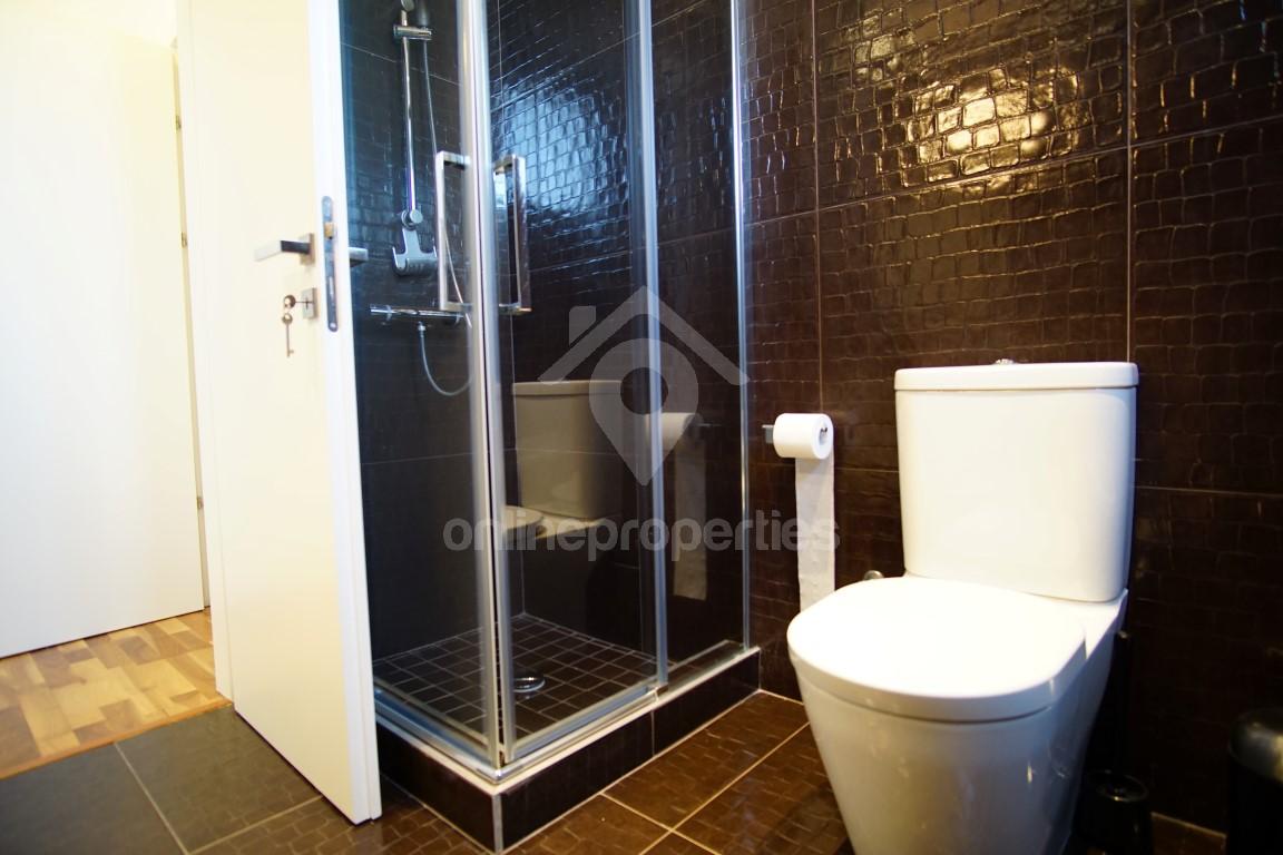 To change image, hover mouse over thumbnails below