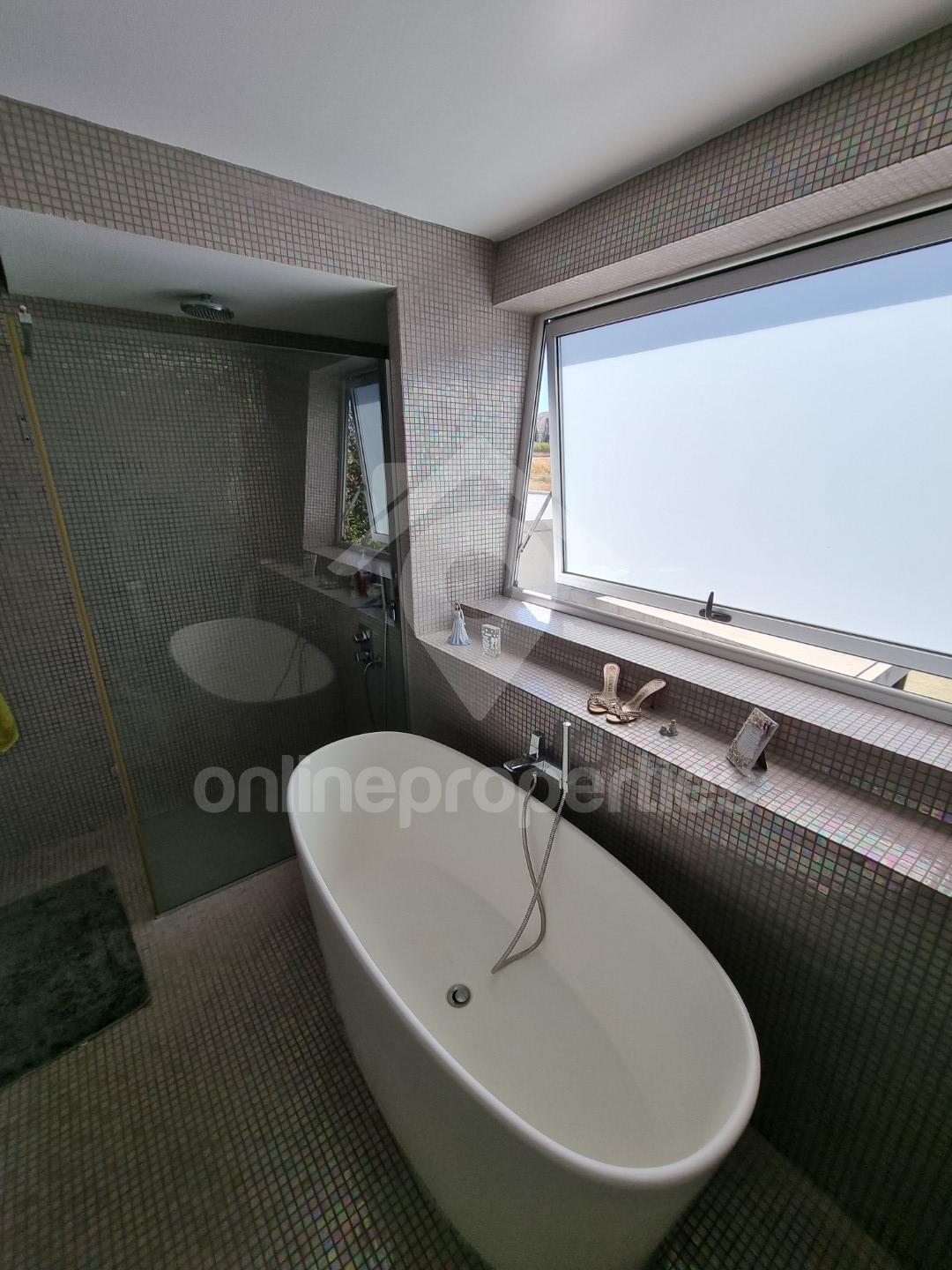 To change image, hover mouse over thumbnails below