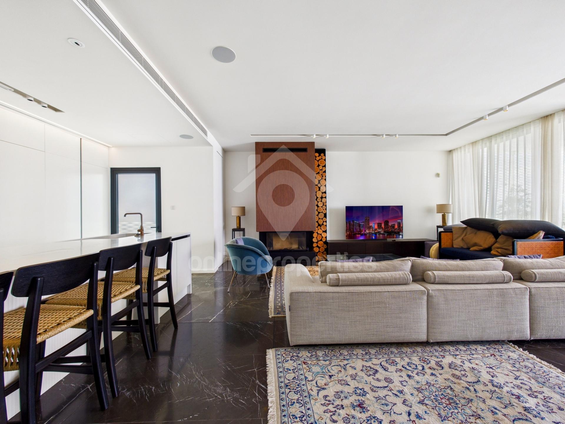 To change image, hover mouse over thumbnails below