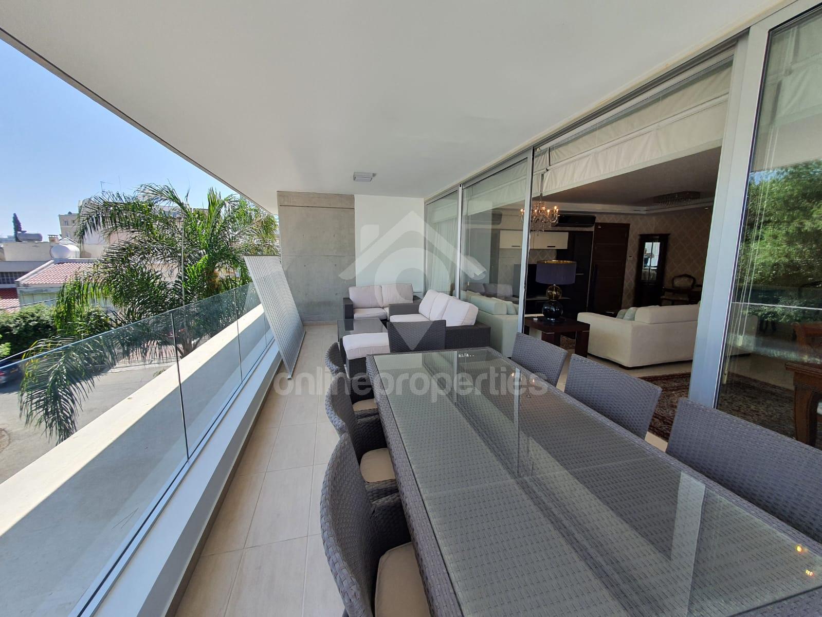 To change image, hover mouse over thumbnails below