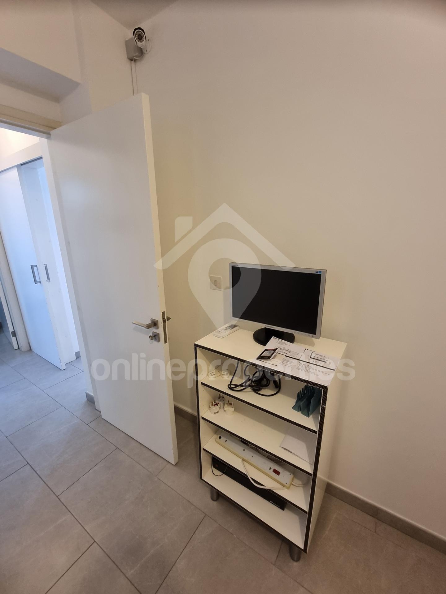 To change image, hover mouse over thumbnails below