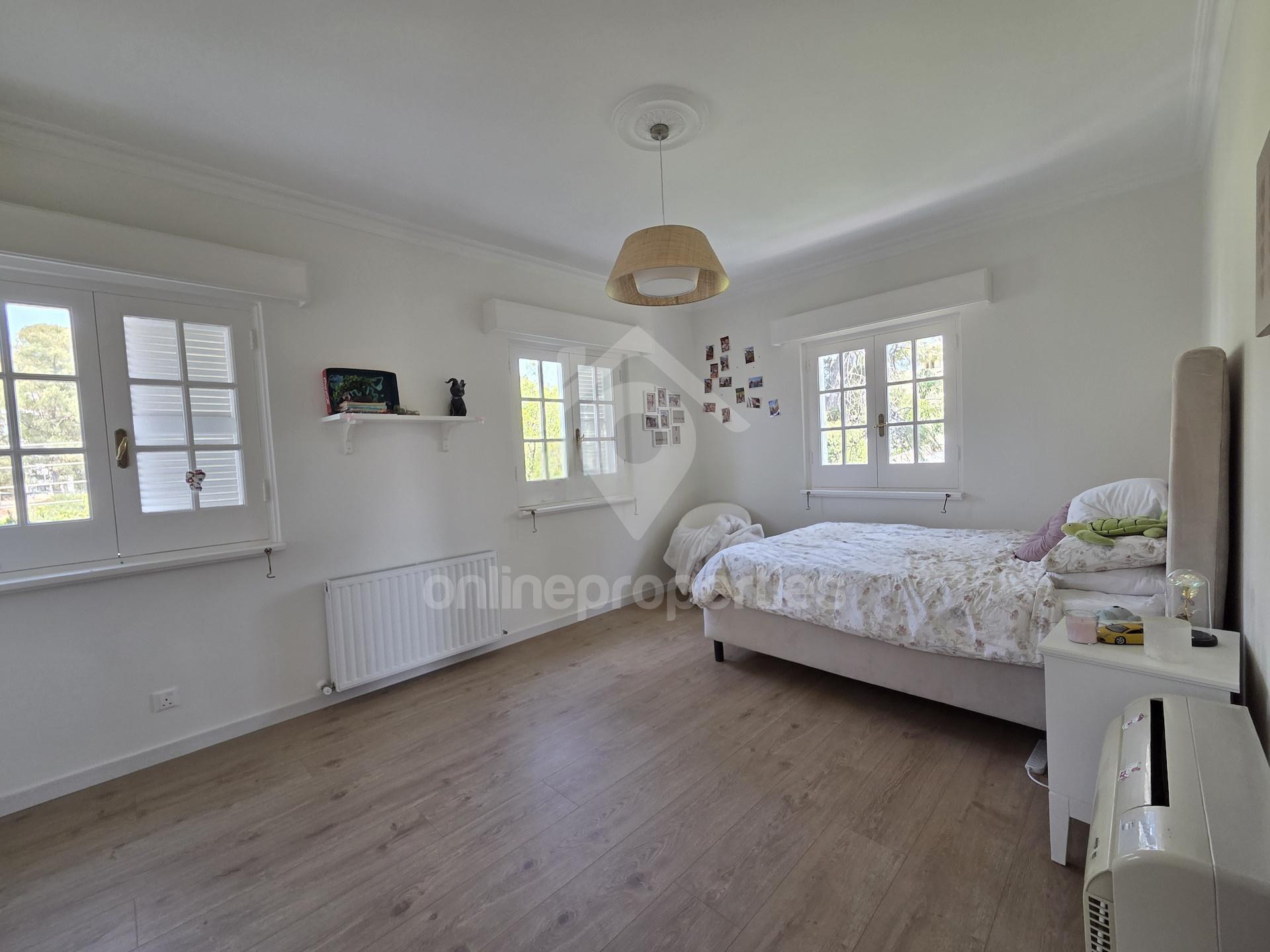 To change image, hover mouse over thumbnails below