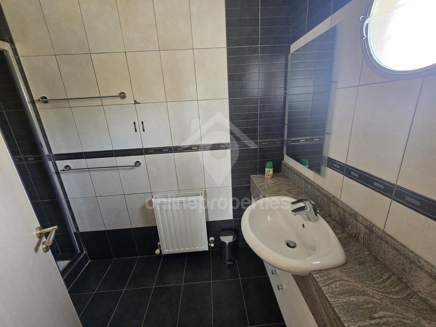 To change image, hover mouse over thumbnails below