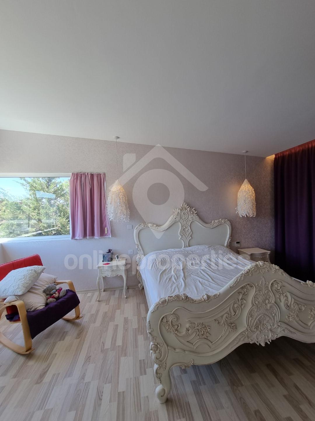 To change image, hover mouse over thumbnails below