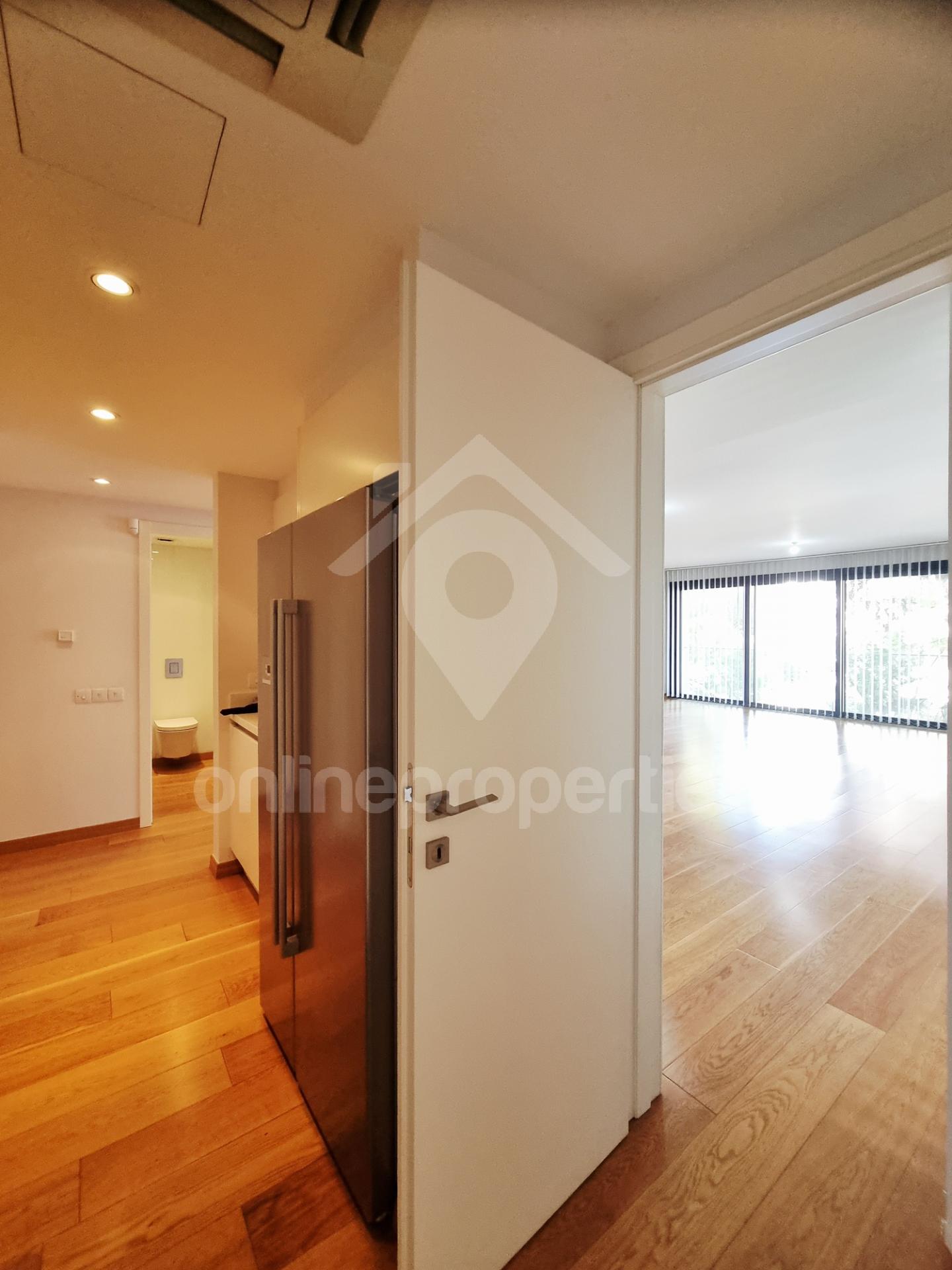 To change image, hover mouse over thumbnails below