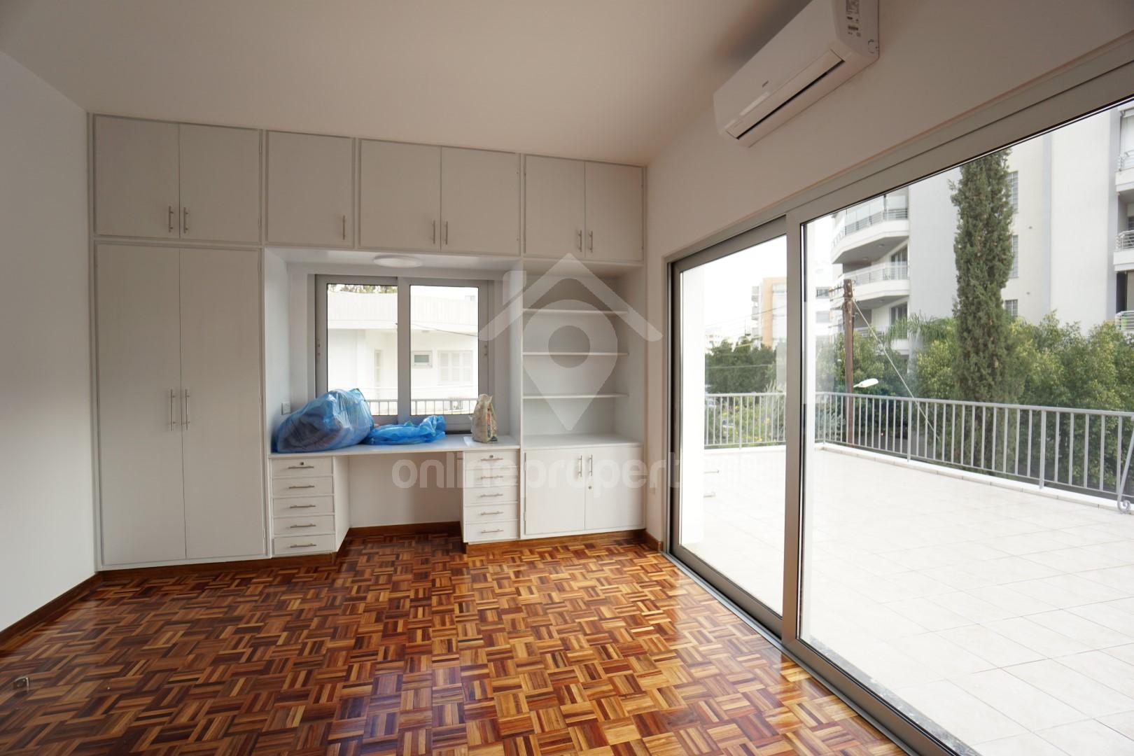 To change image, hover mouse over thumbnails below