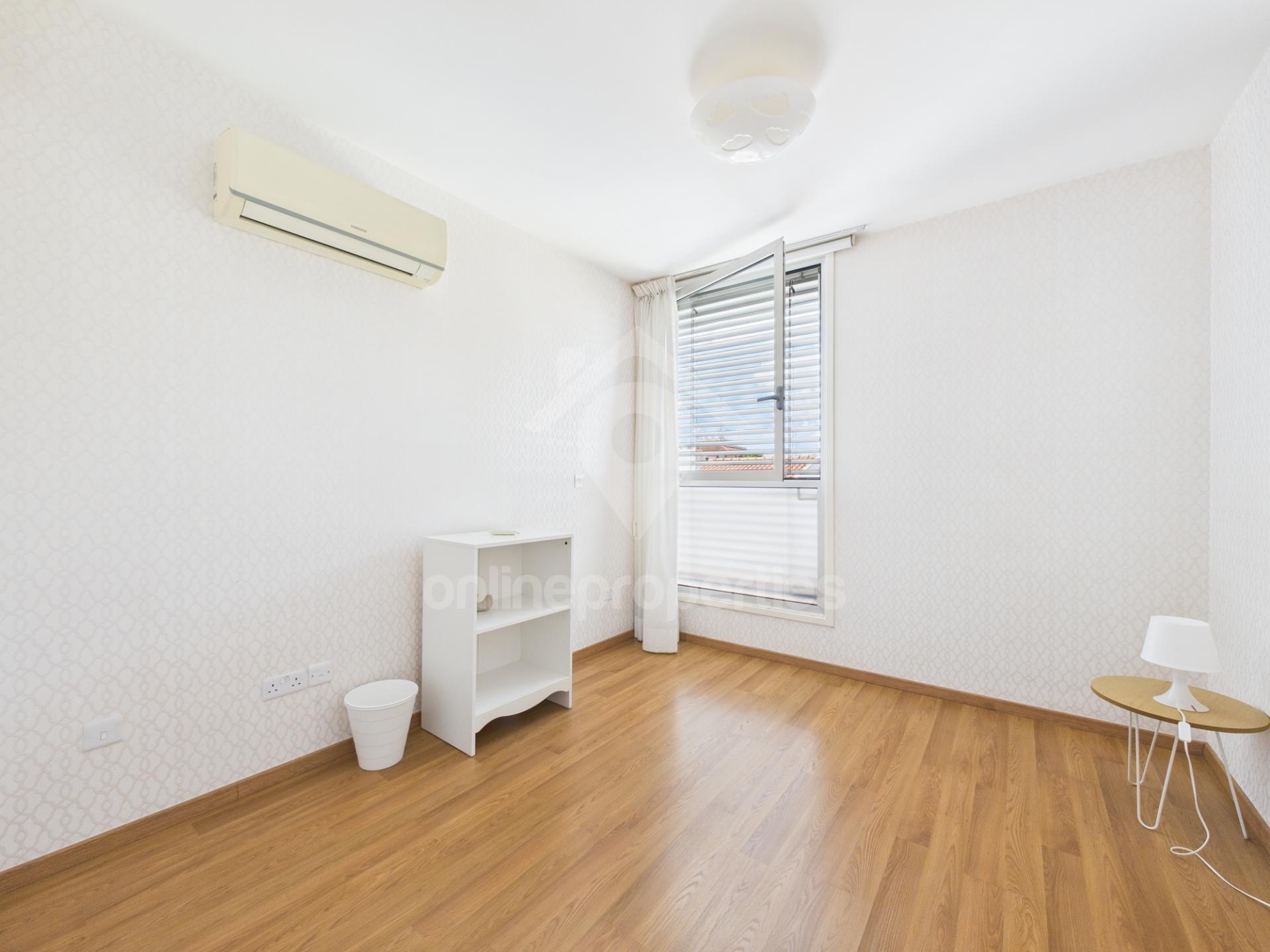 To change image, hover mouse over thumbnails below