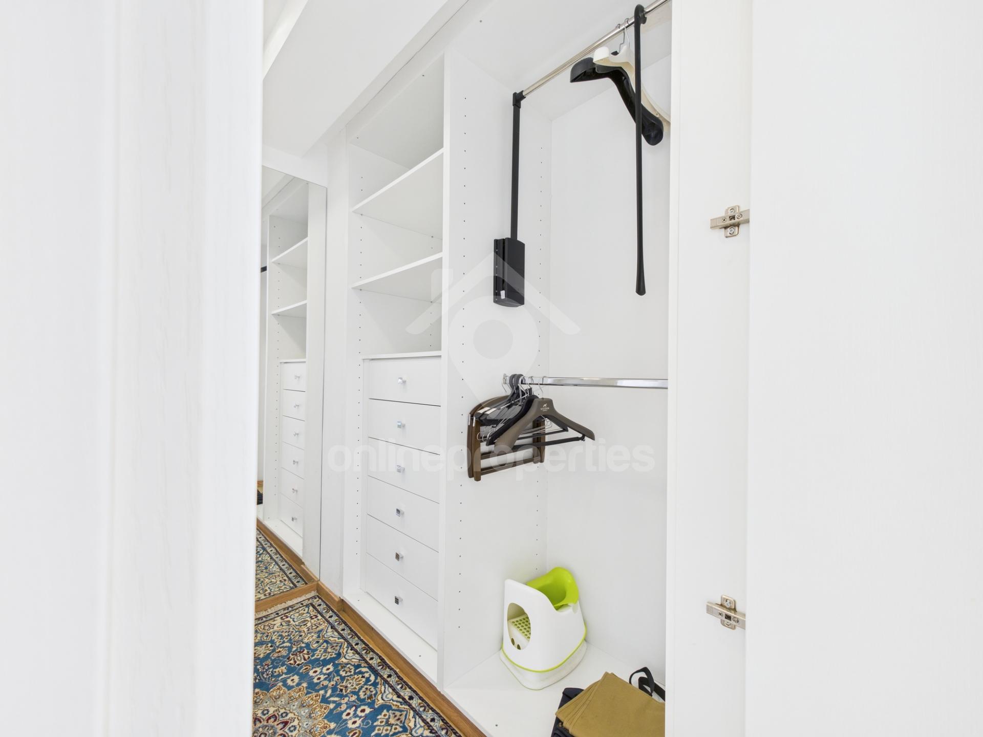 To change image, hover mouse over thumbnails below