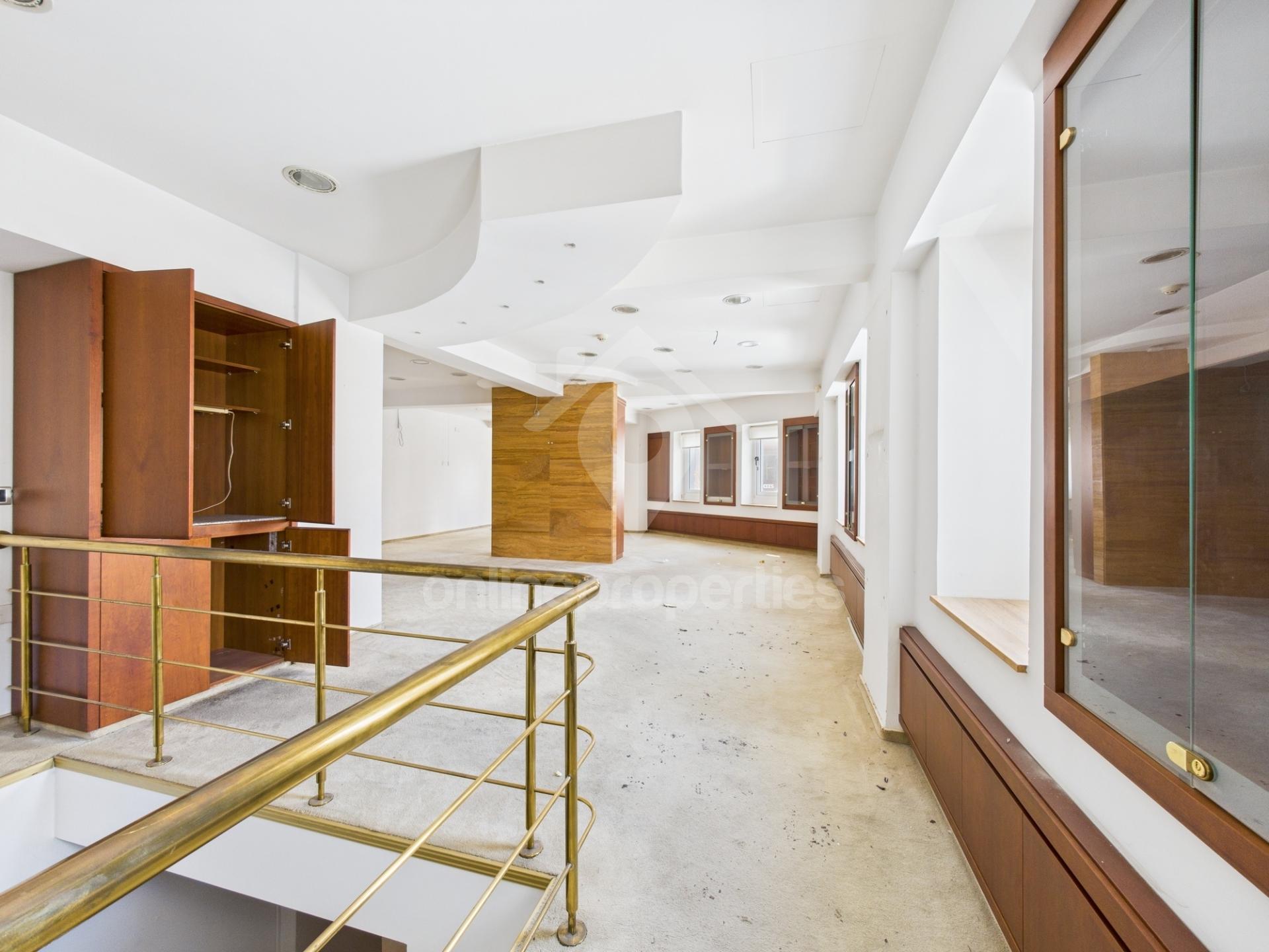 To change image, hover mouse over thumbnails below