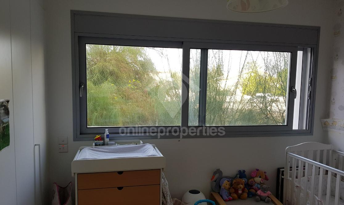 To change image, hover mouse over thumbnails below