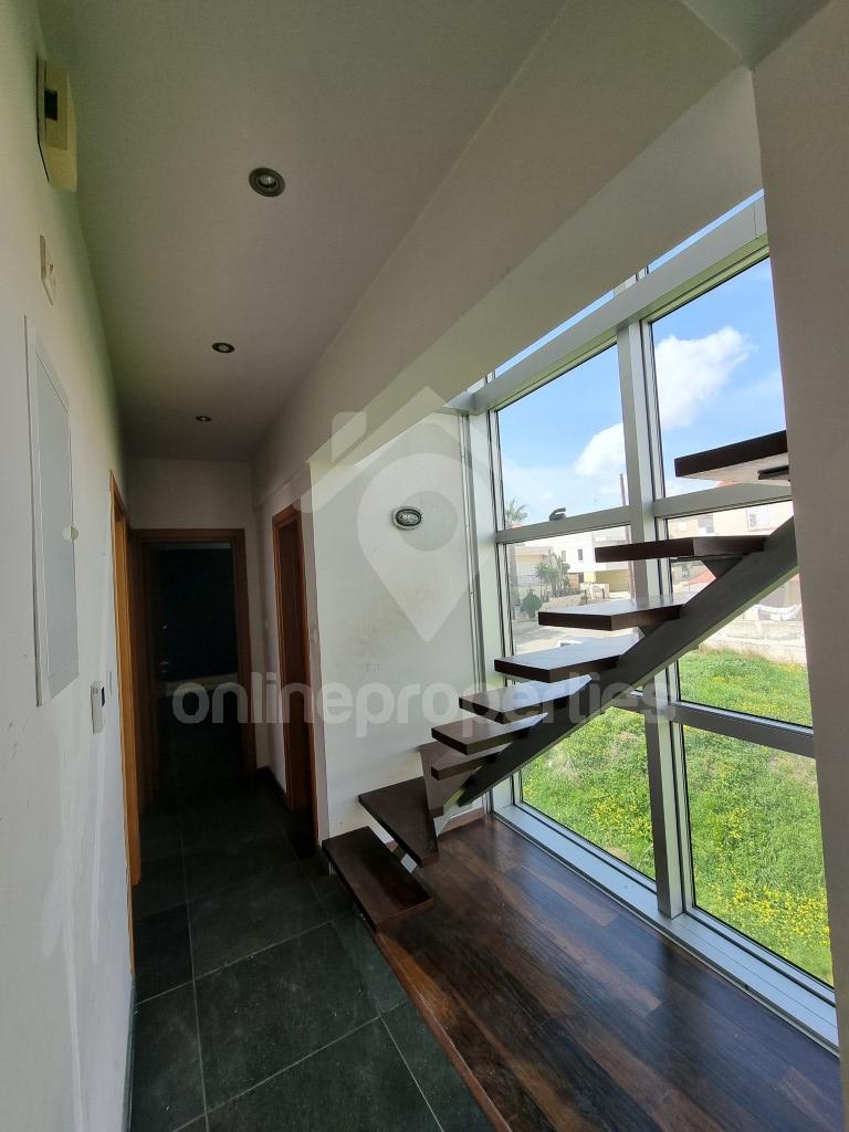 To change image, hover mouse over thumbnails below