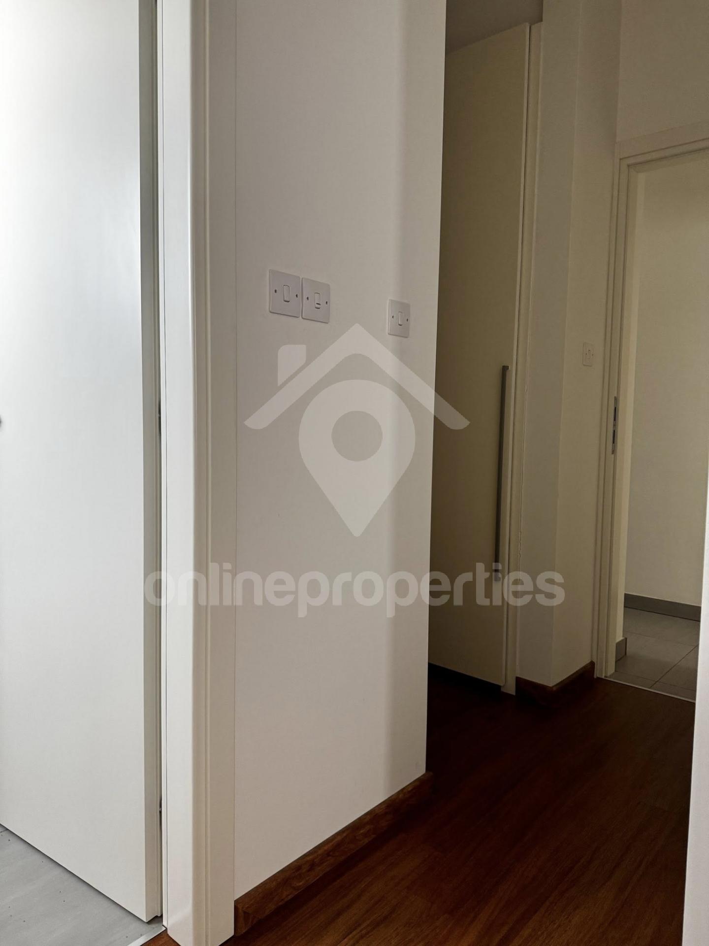 To change image, hover mouse over thumbnails below