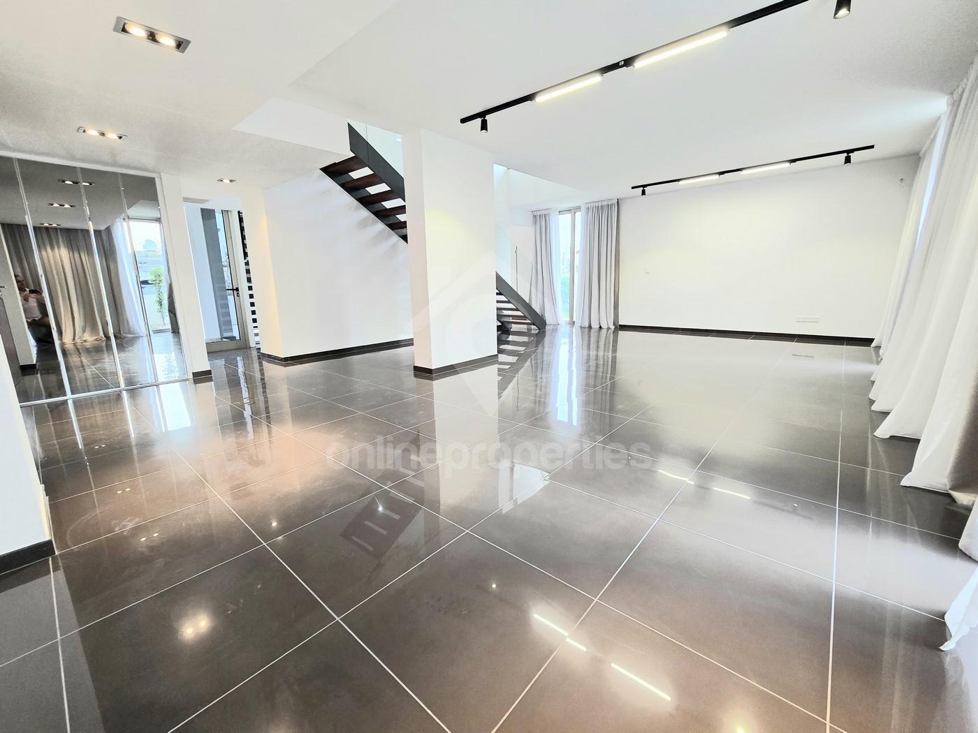 To change image, hover mouse over thumbnails below