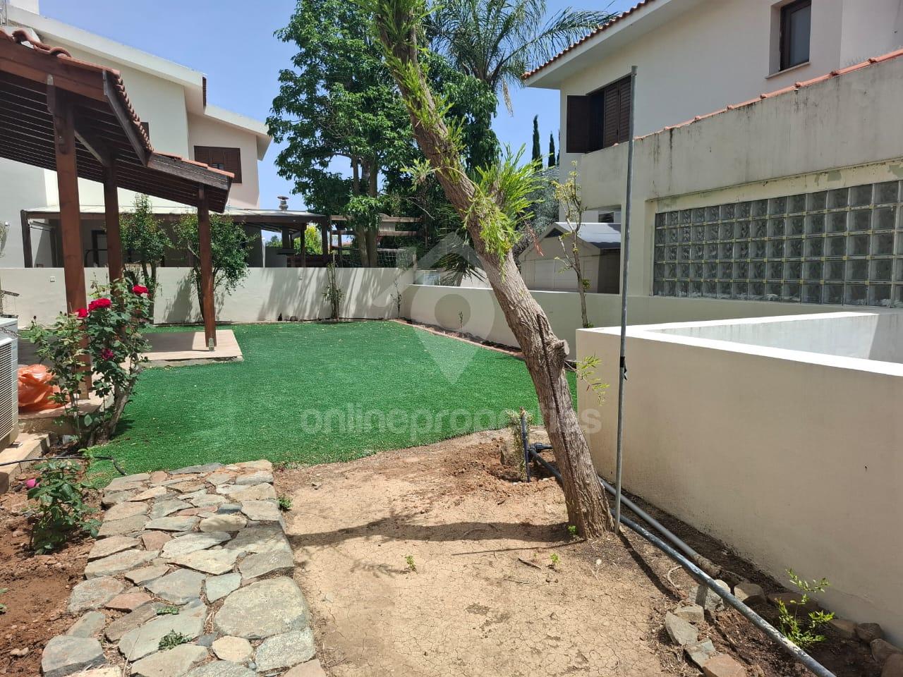 To change image, hover mouse over thumbnails below