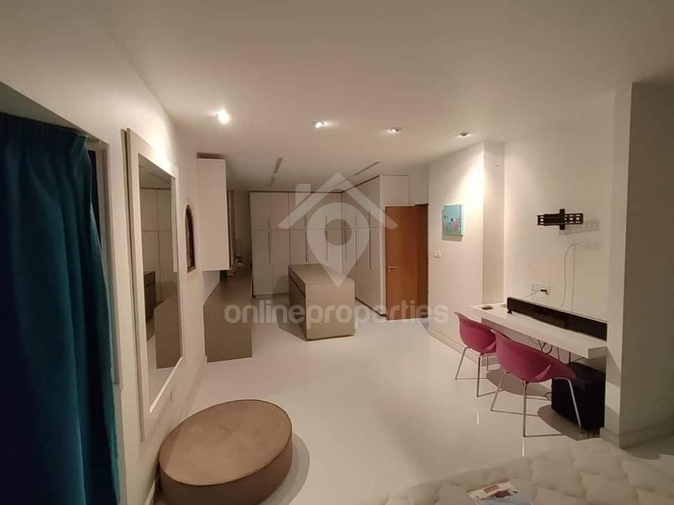 To change image, hover mouse over thumbnails below