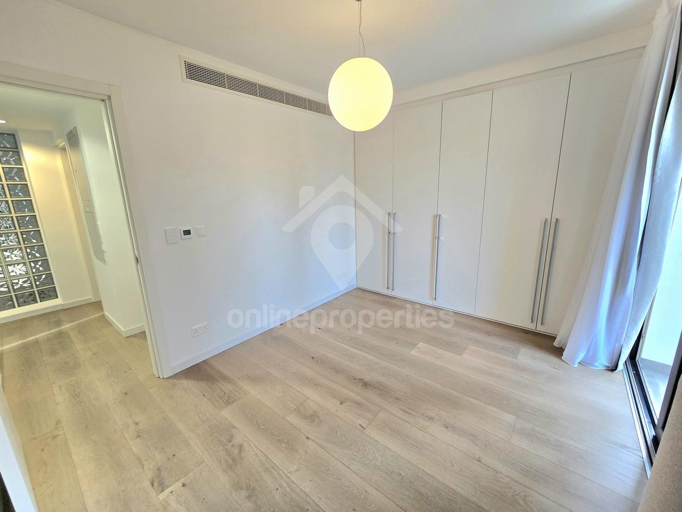 To change image, hover mouse over thumbnails below