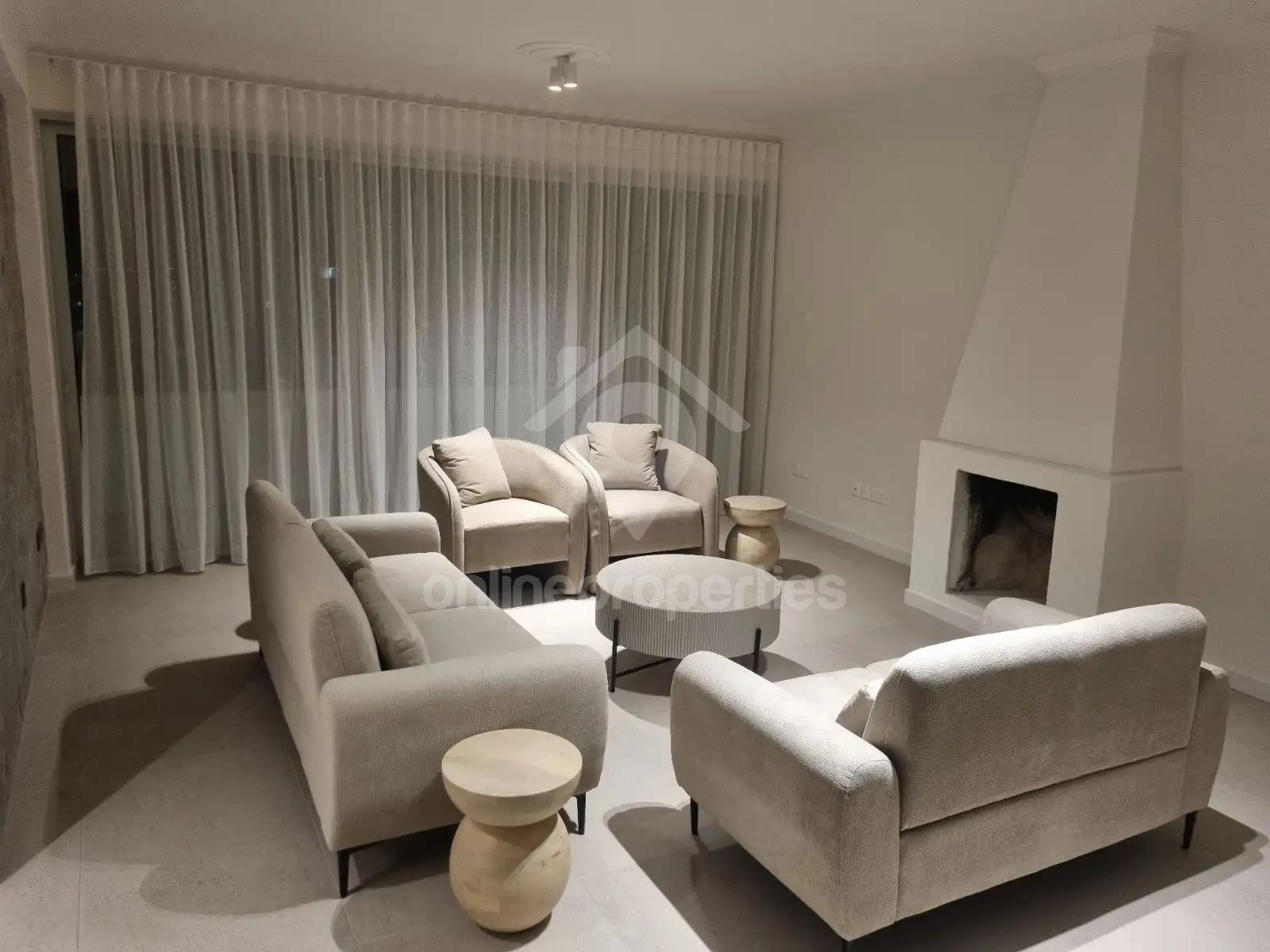 To change image, hover mouse over thumbnails below