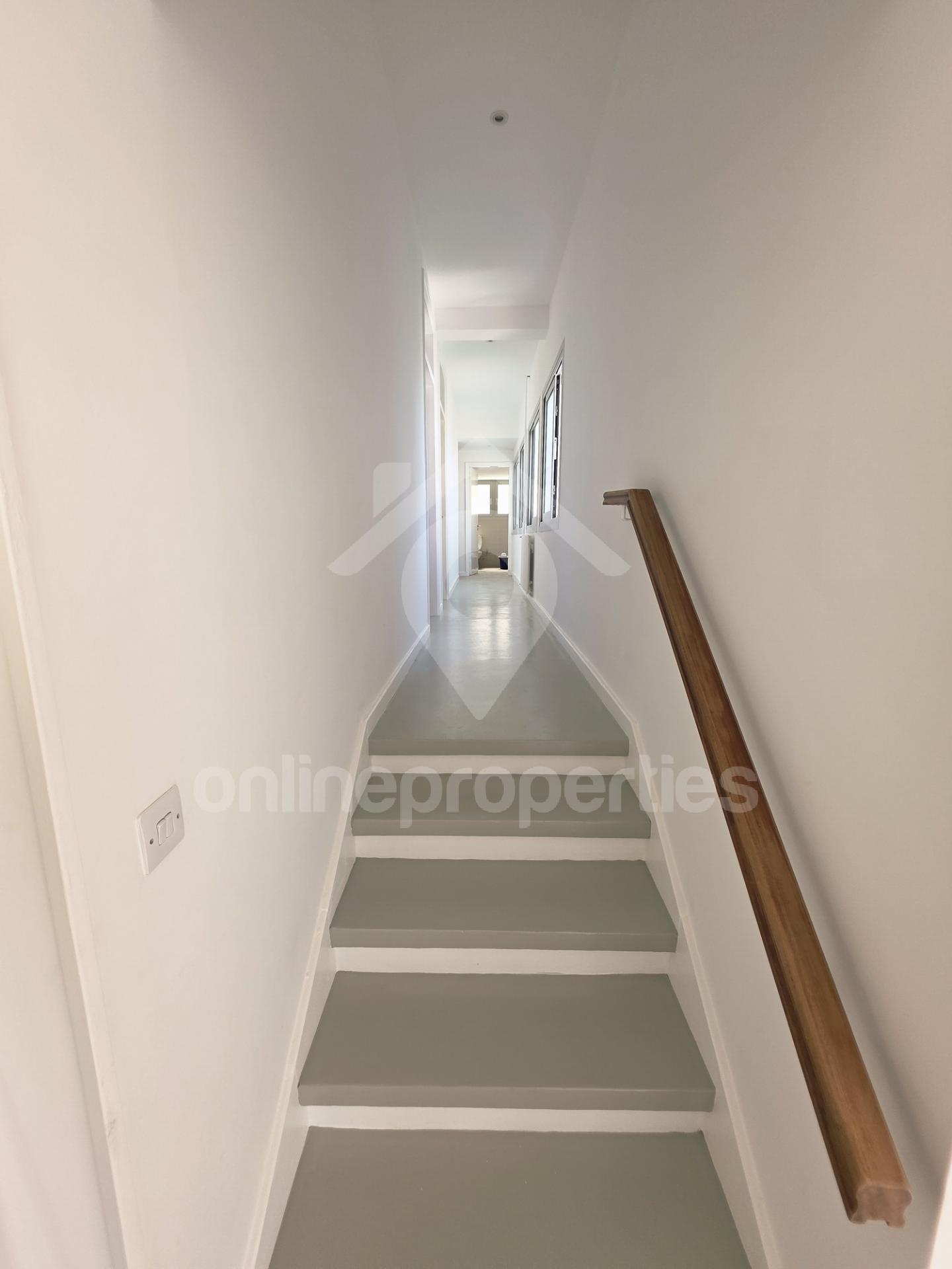 To change image, hover mouse over thumbnails below