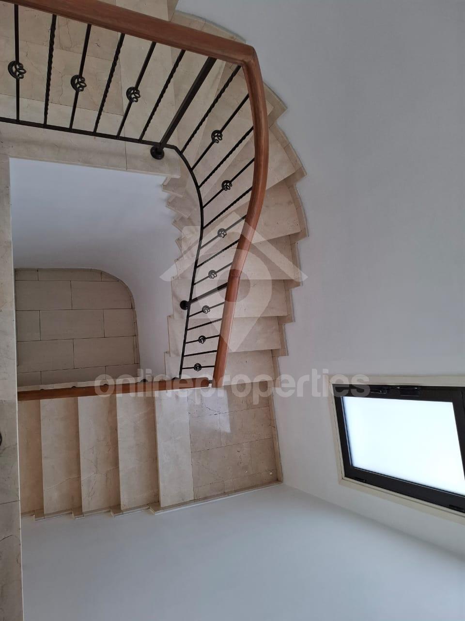 To change image, hover mouse over thumbnails below