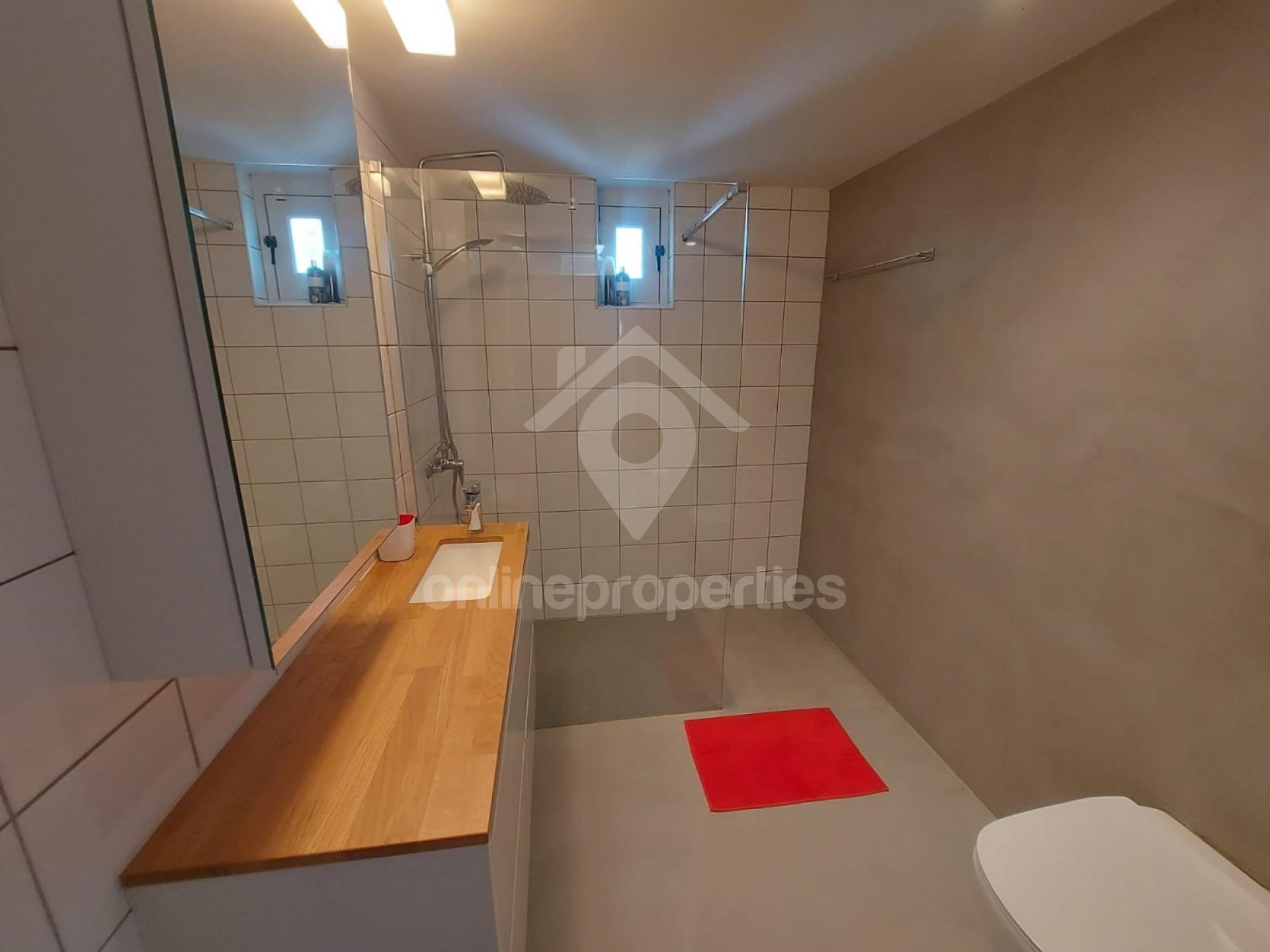 To change image, hover mouse over thumbnails below