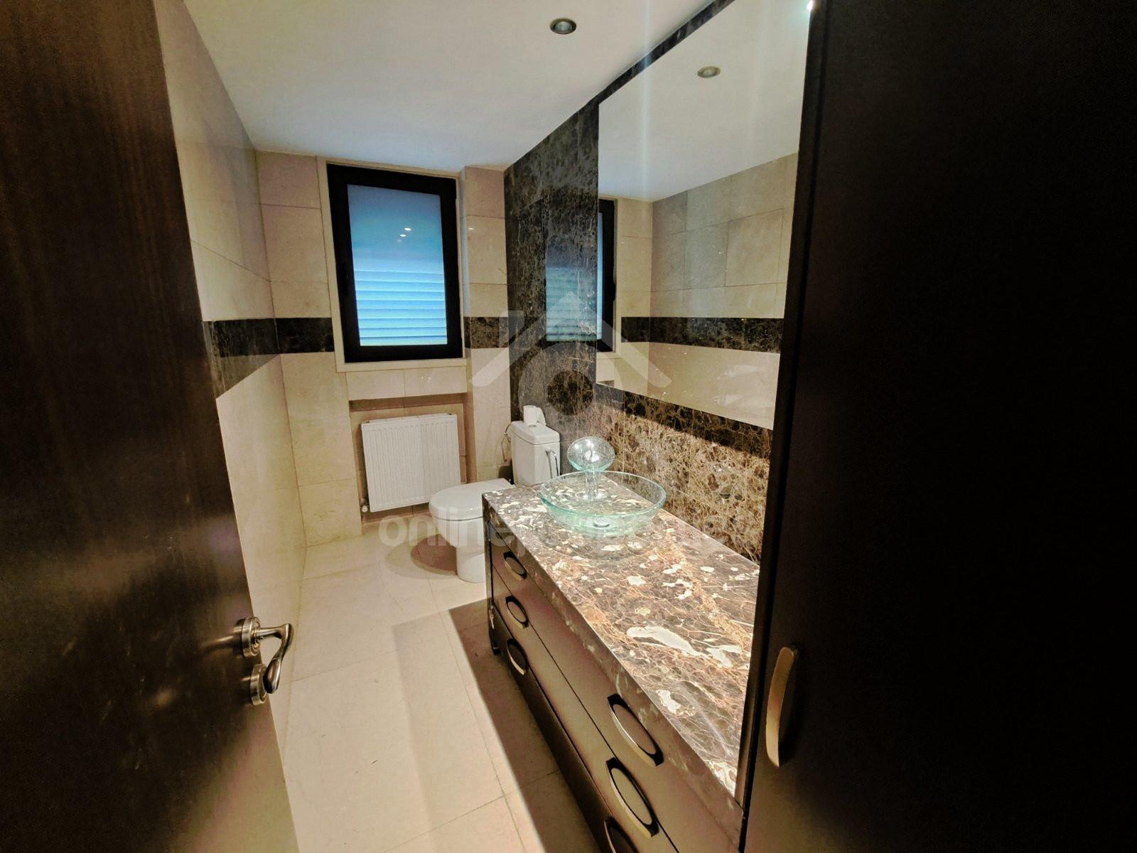 To change image, hover mouse over thumbnails below