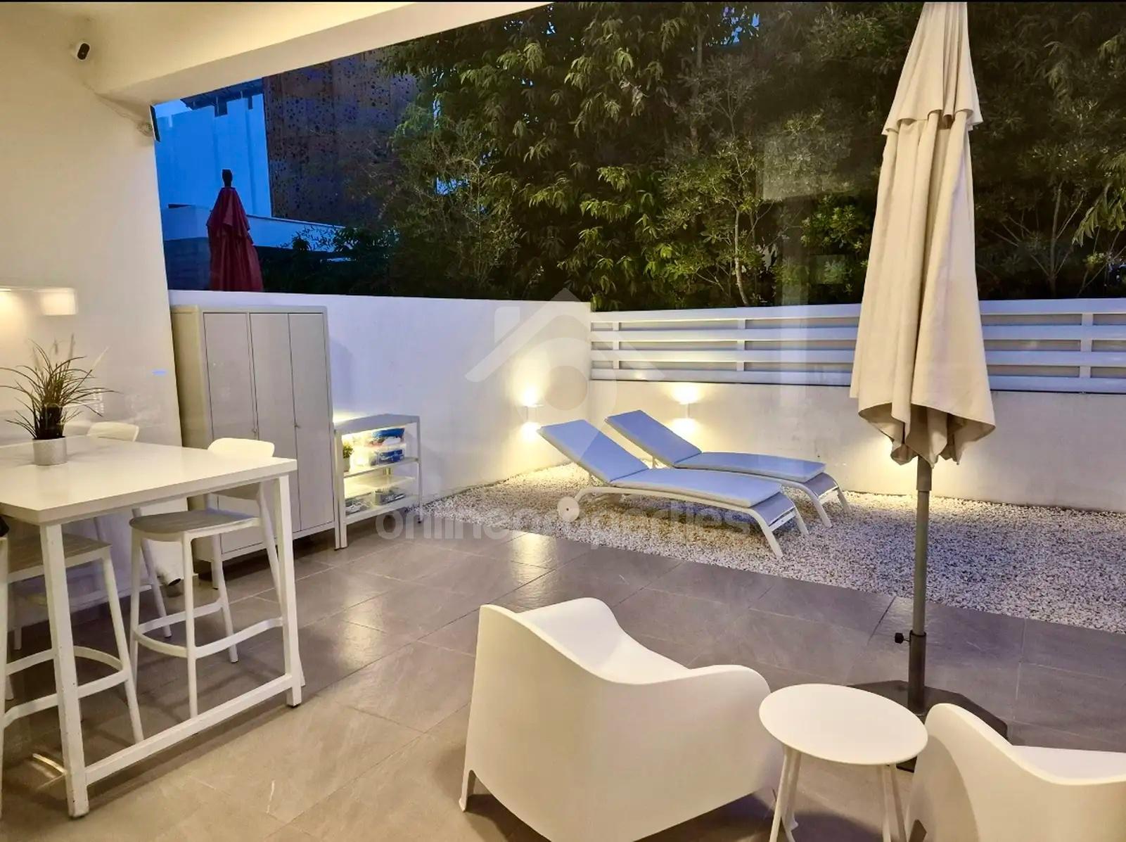 To change image, hover mouse over thumbnails below