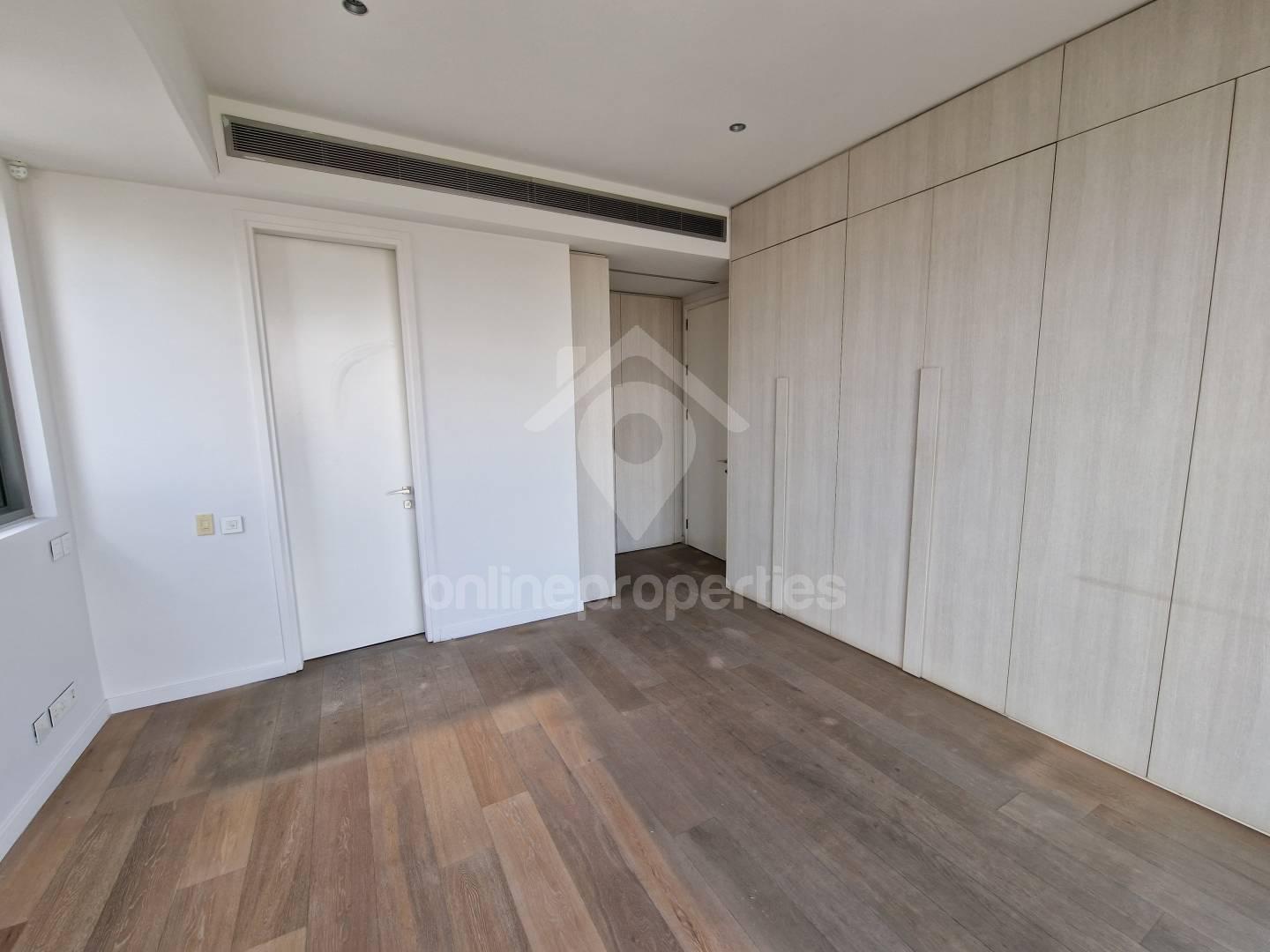 To change image, hover mouse over thumbnails below