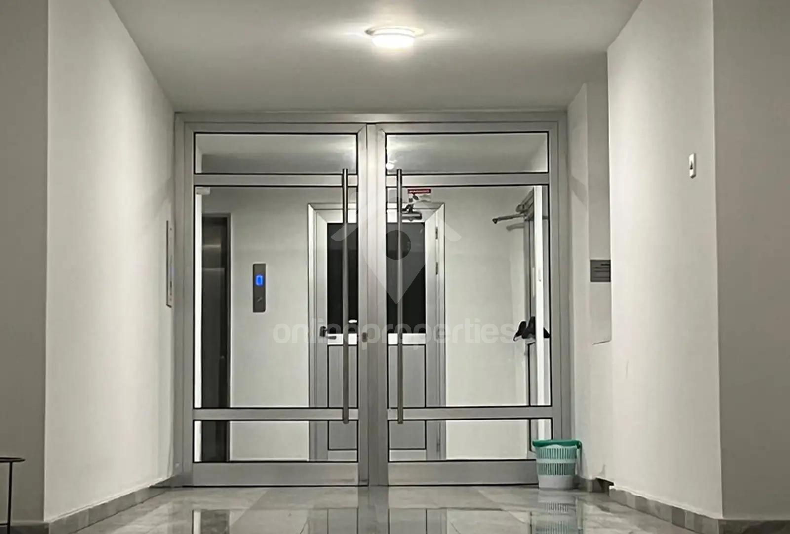 To change image, hover mouse over thumbnails below