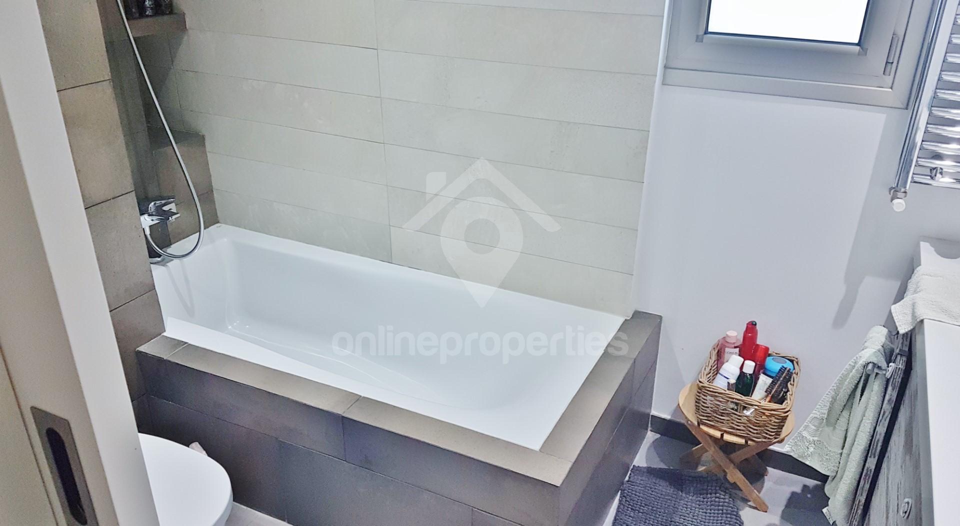 To change image, hover mouse over thumbnails below