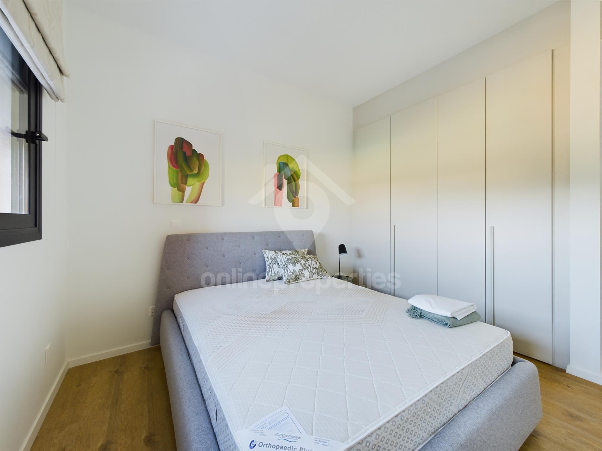 To change image, hover mouse over thumbnails below