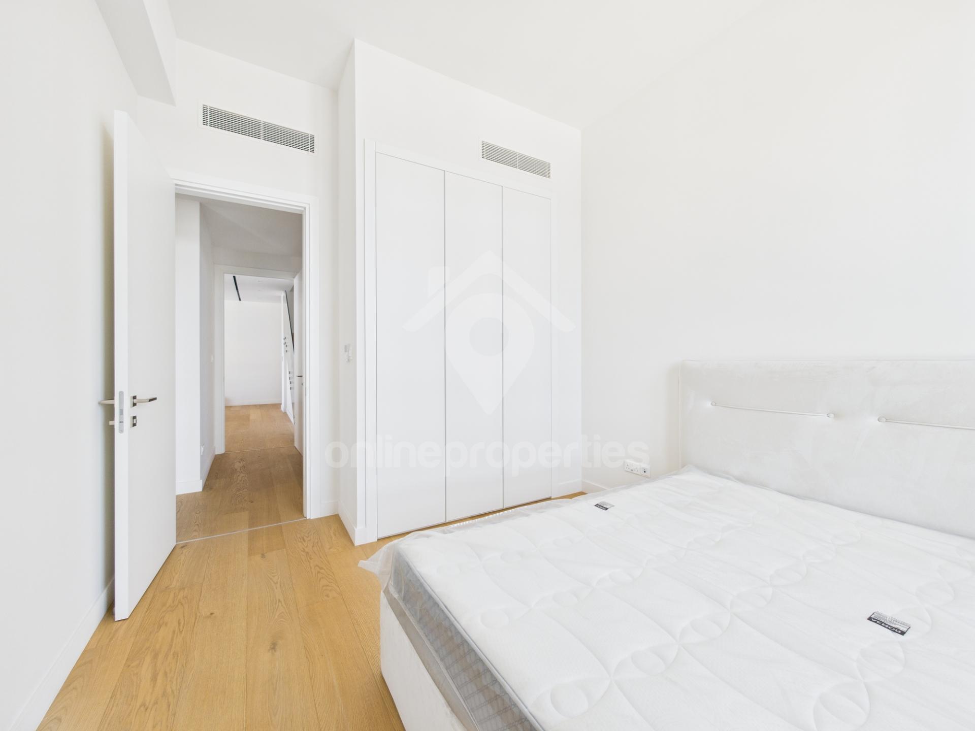 To change image, hover mouse over thumbnails below