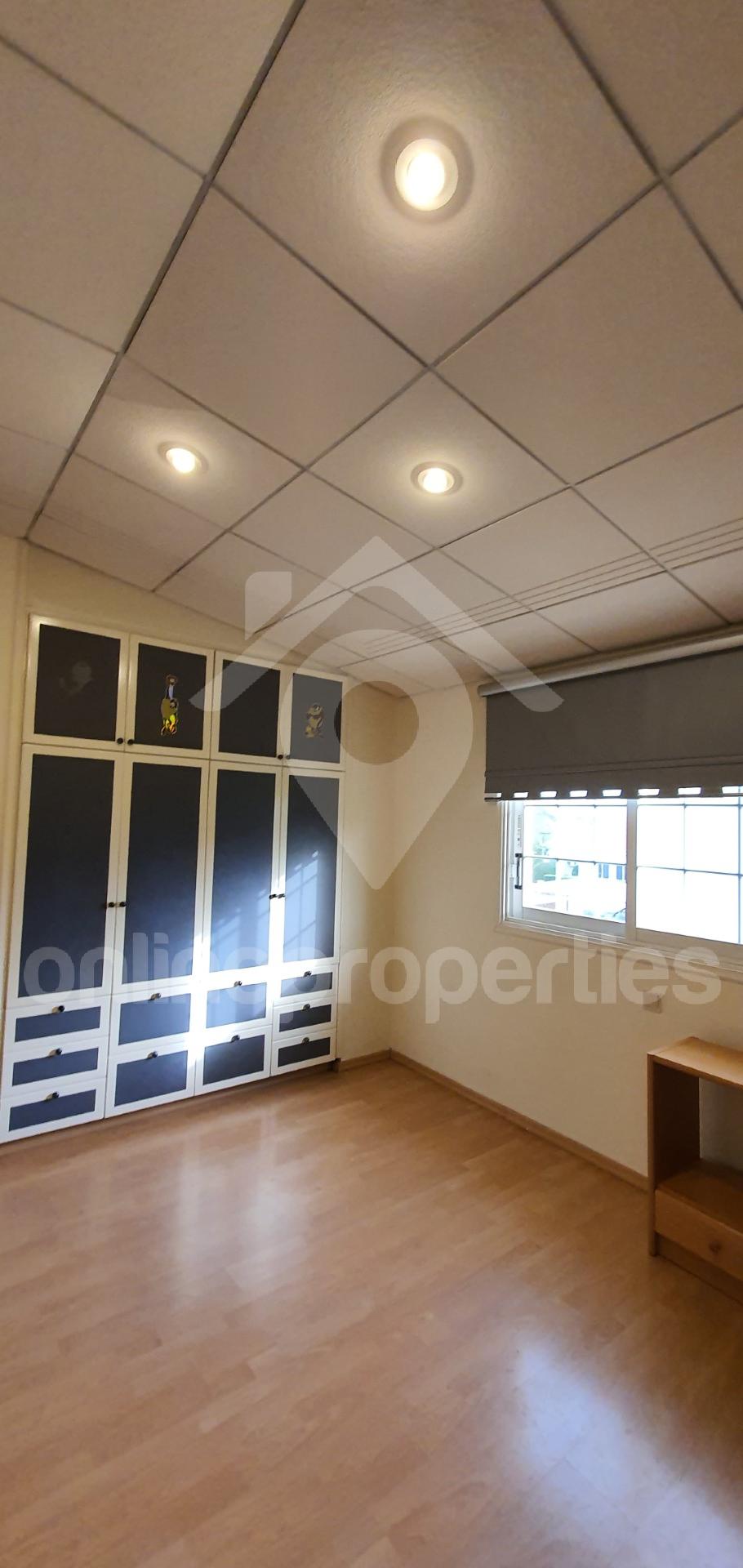 To change image, hover mouse over thumbnails below