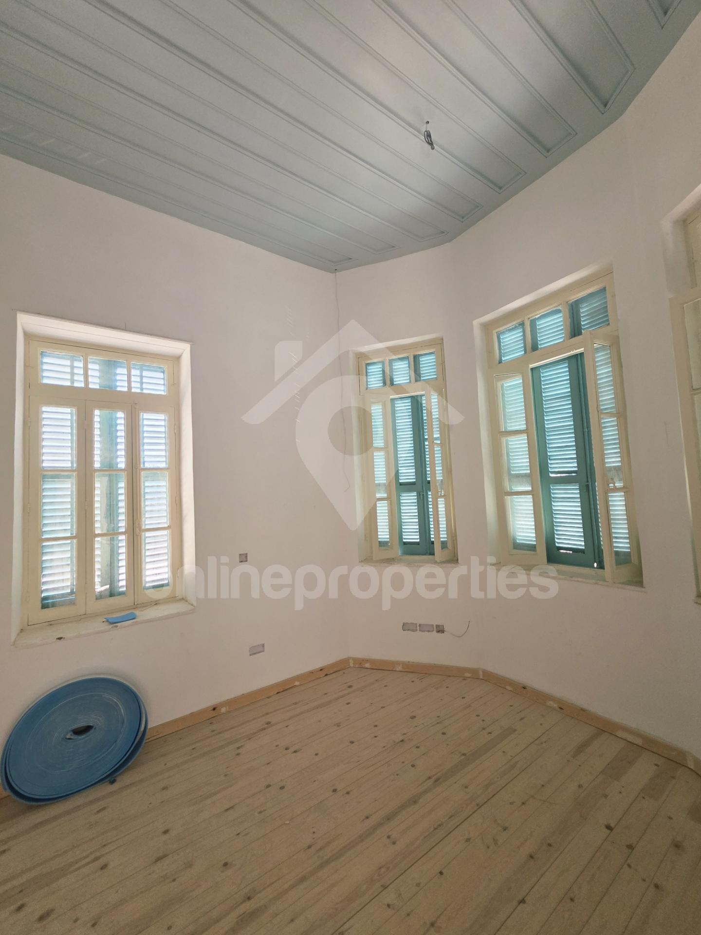 To change image, hover mouse over thumbnails below