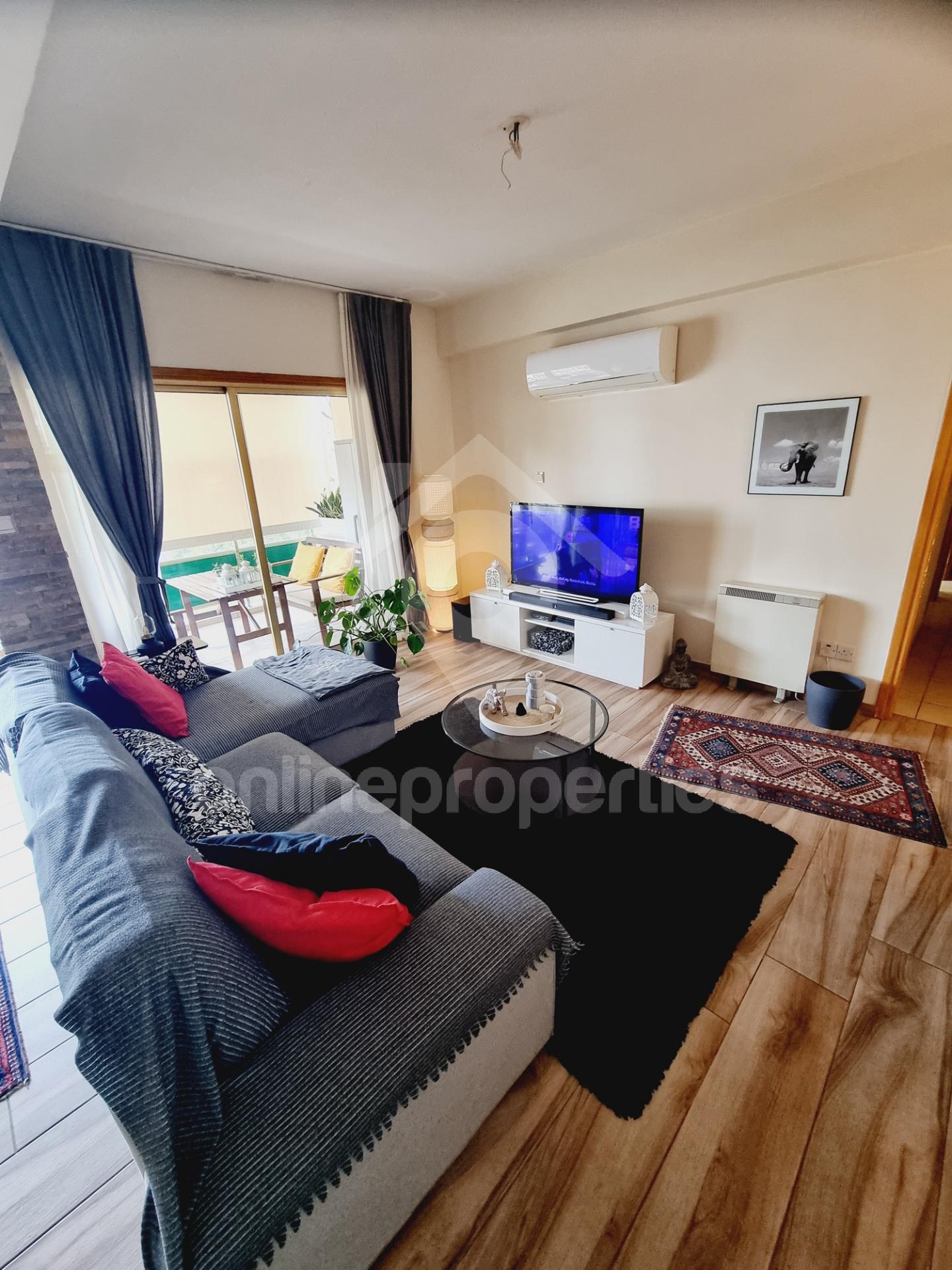 To change image, hover mouse over thumbnails below