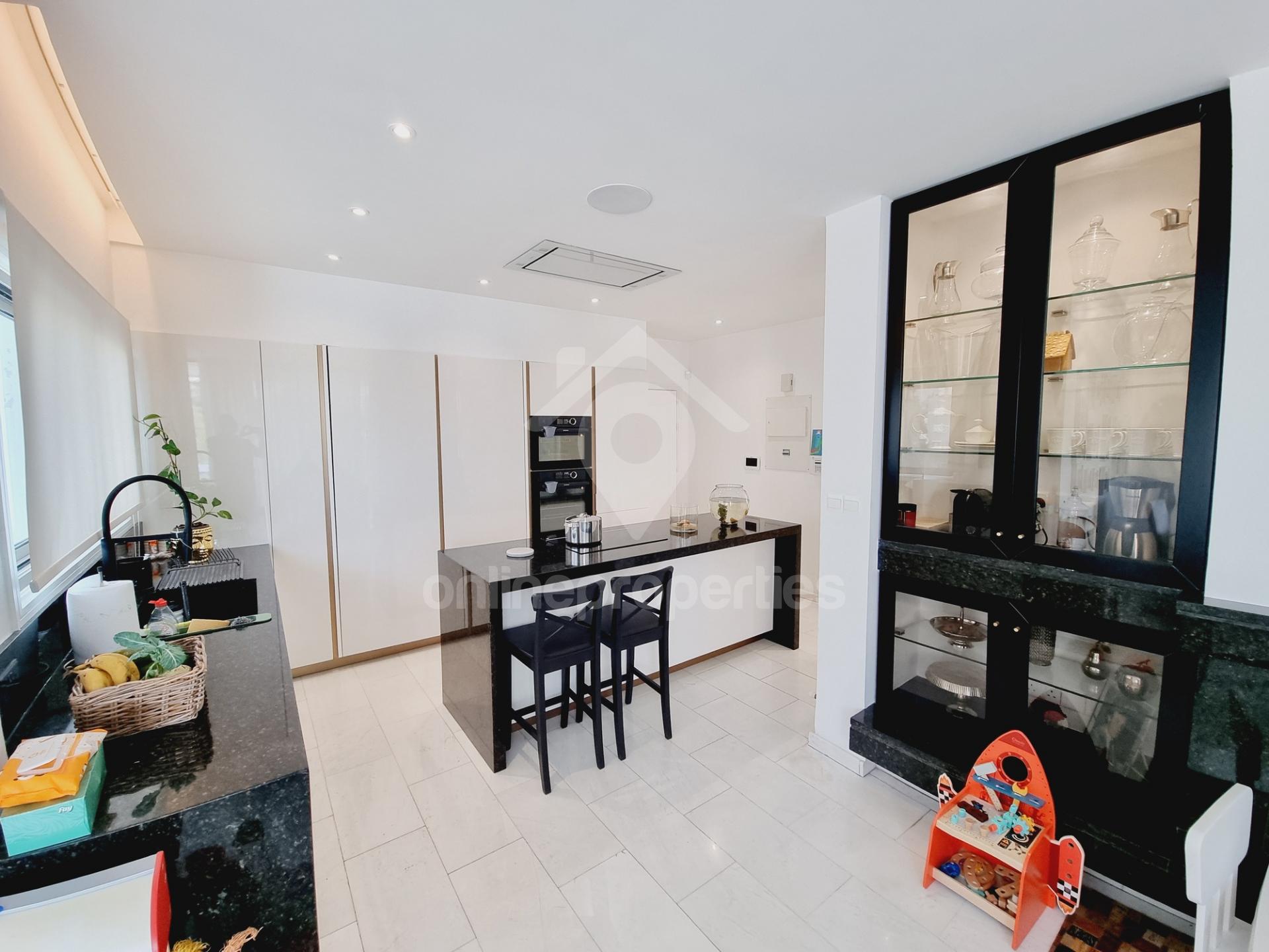 To change image, hover mouse over thumbnails below