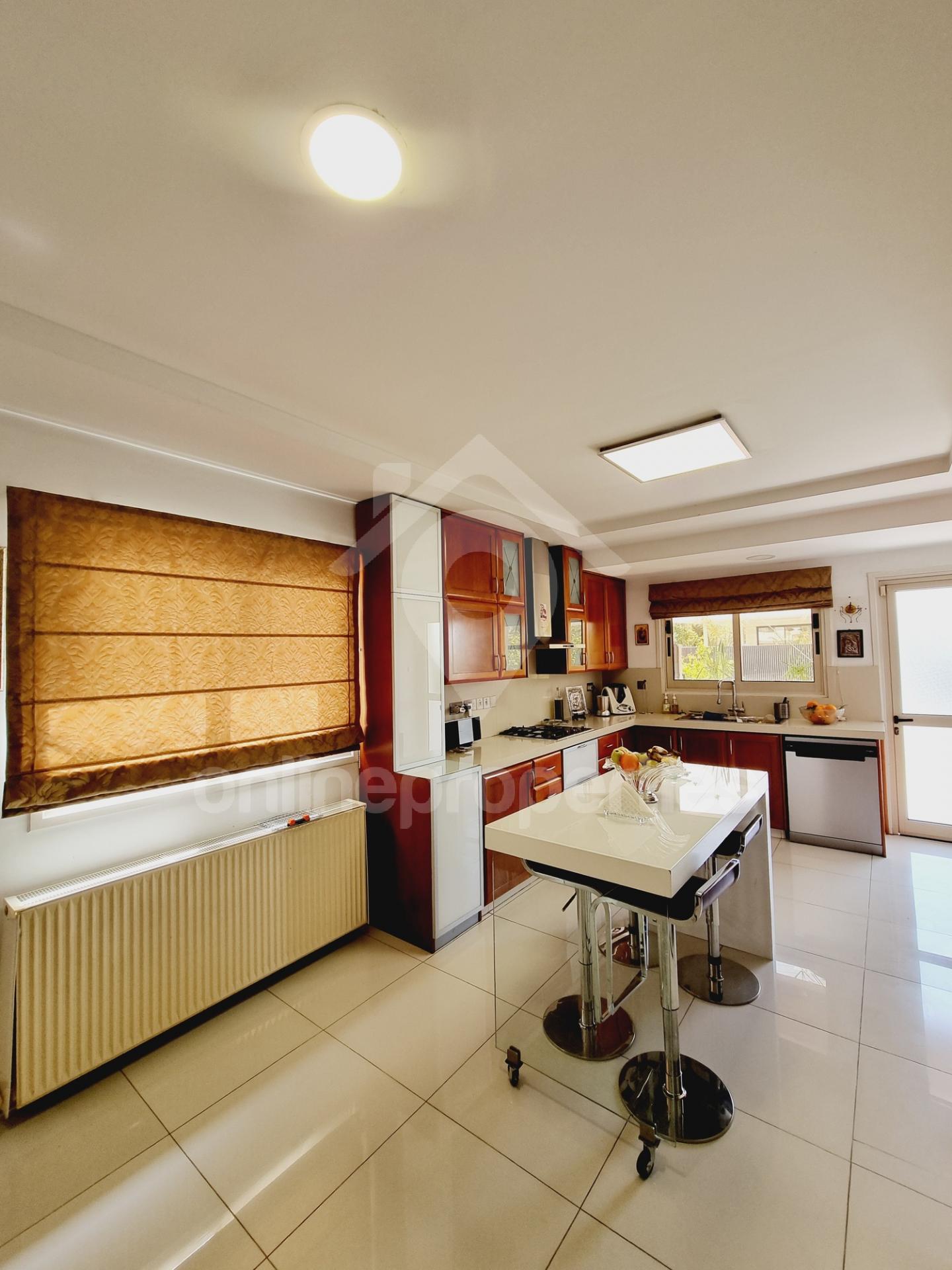 To change image, hover mouse over thumbnails below