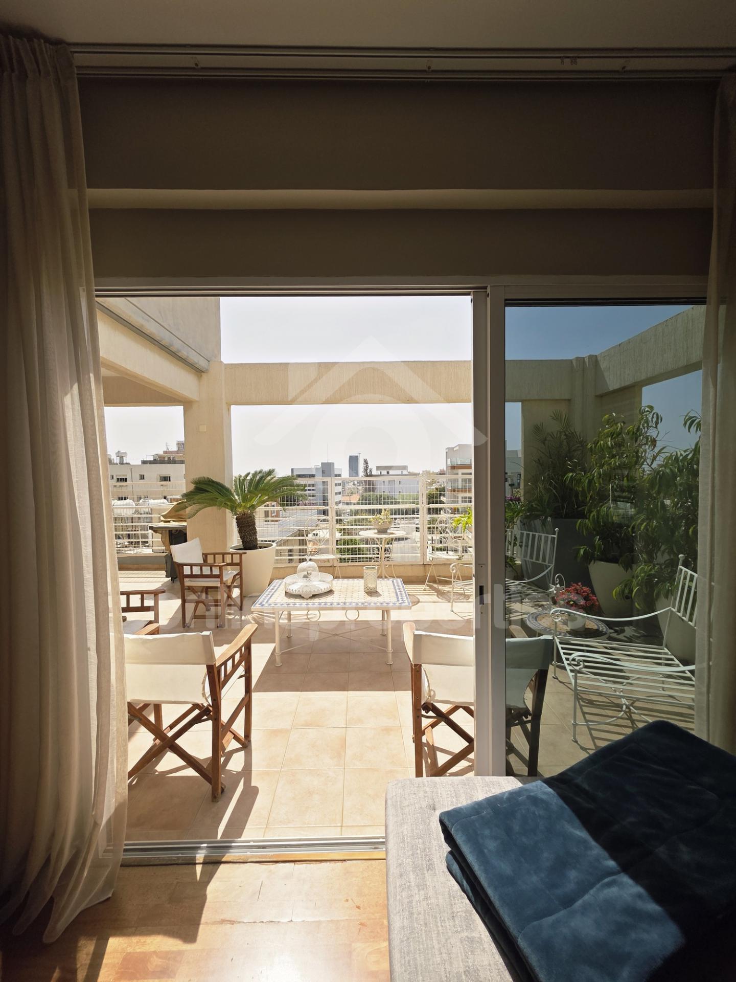 To change image, hover mouse over thumbnails below