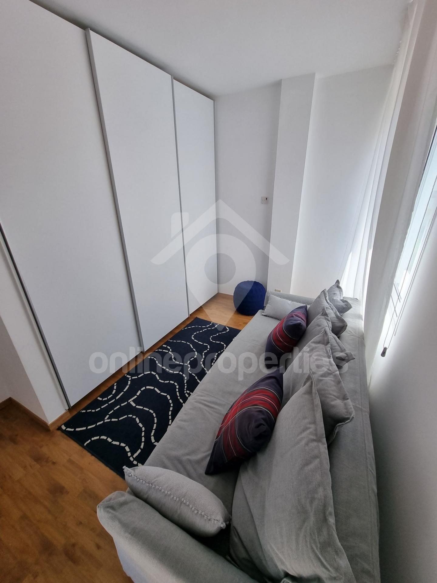 To change image, hover mouse over thumbnails below