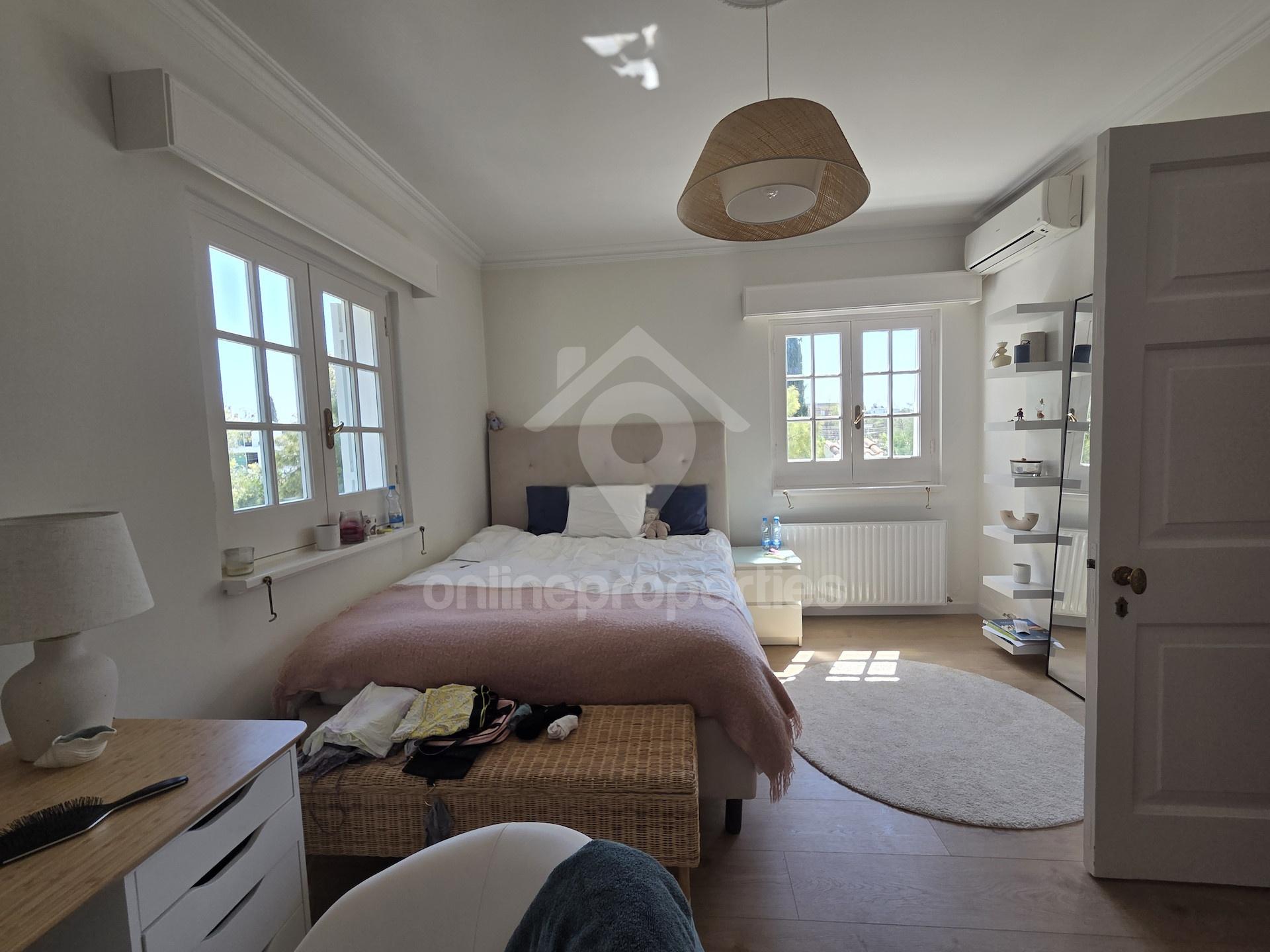 To change image, hover mouse over thumbnails below