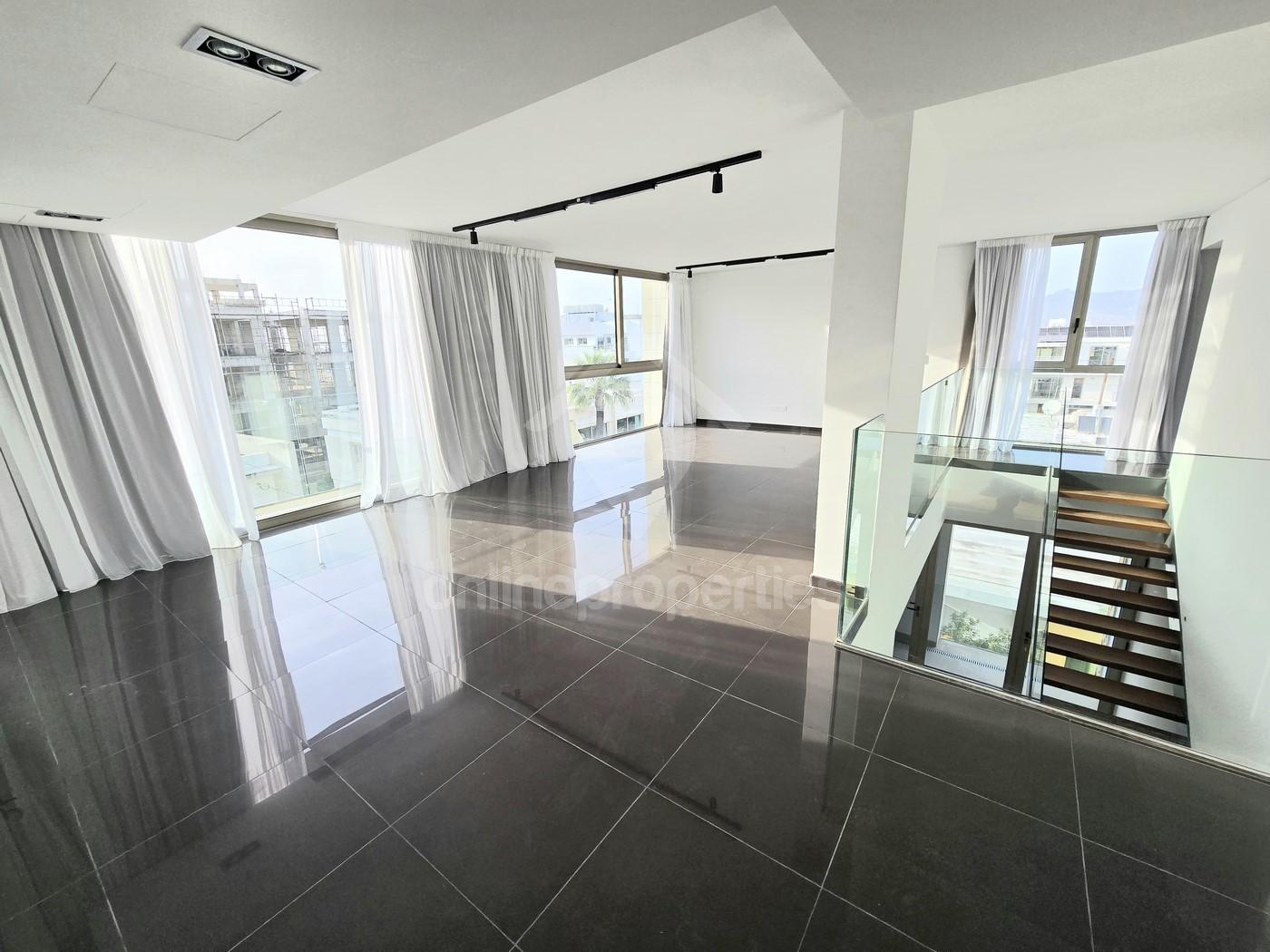 To change image, hover mouse over thumbnails below