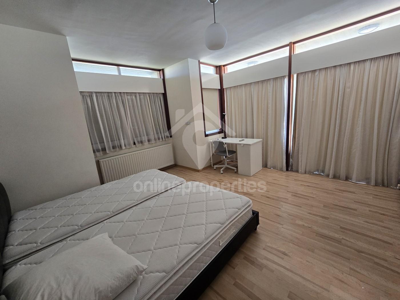 To change image, hover mouse over thumbnails below